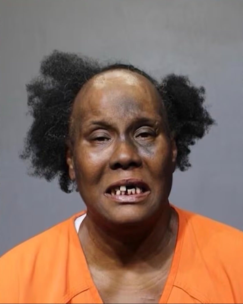 Keysha Monique Epps, una mujer de 51 años de Atlanta, y su prometido han sido acusados de privar a sus cuatro nietos de una alimentación y atención médica adecuadas, y de mantenerlos encerrados en un camión con remolque durante seis años