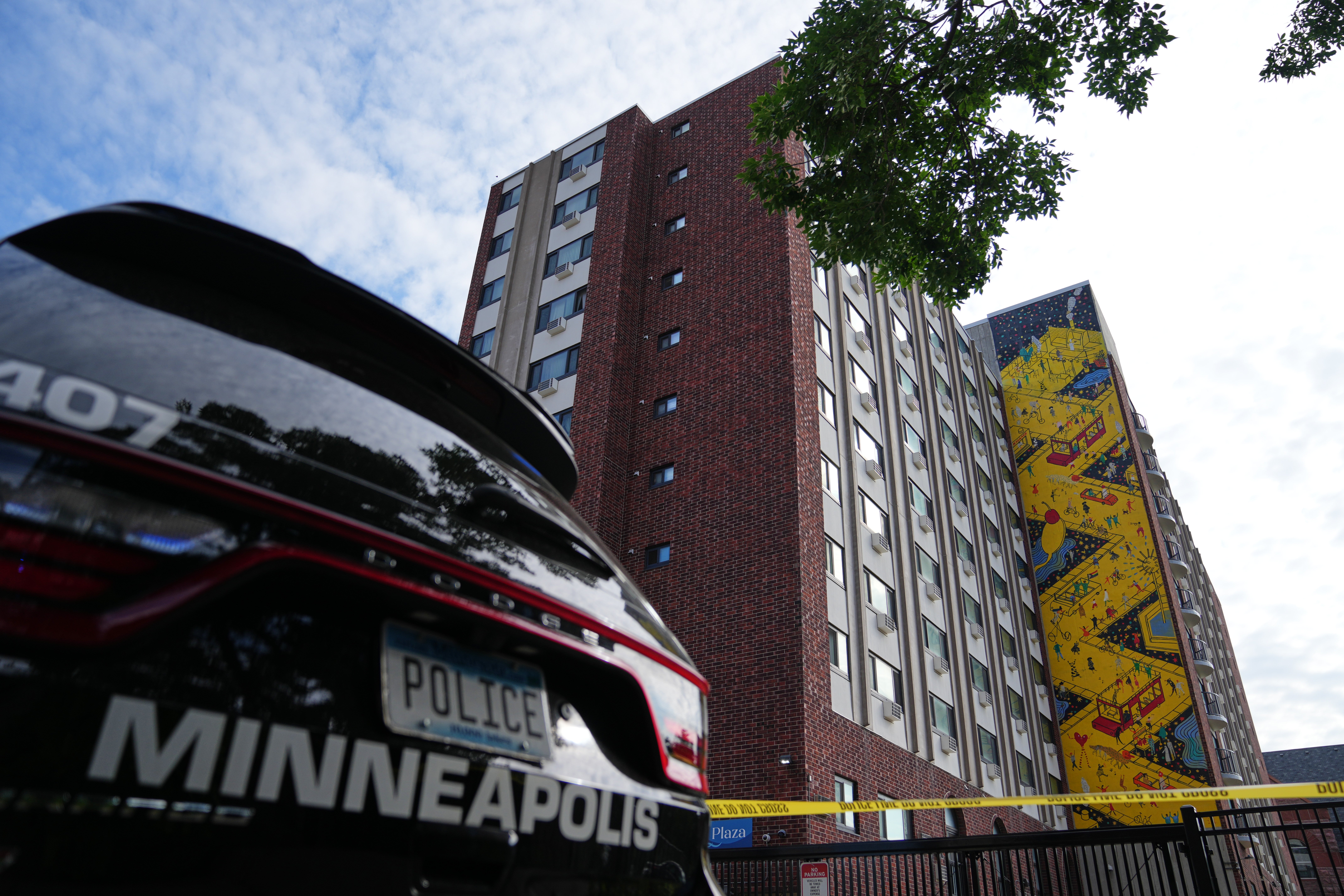 Investigadores revisan escena del tiroteo en Minneapolis que dejó 3 muertos, incluido el sospechoso