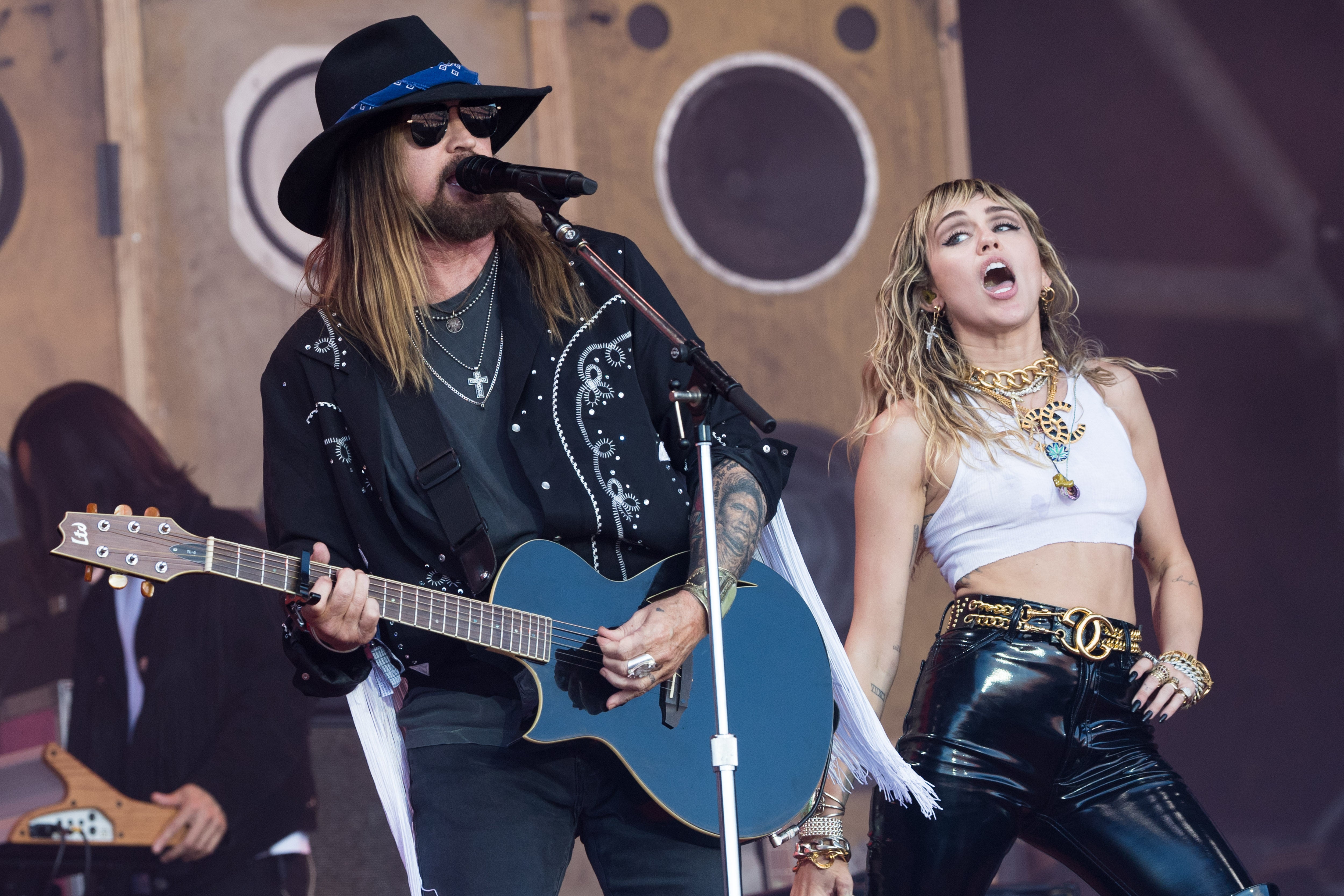 Miley (fotografiada actuando junto a su padre, Billy Ray Cyrus) dejó de usar su apellido antes del lanzamiento de su nuevo álbum