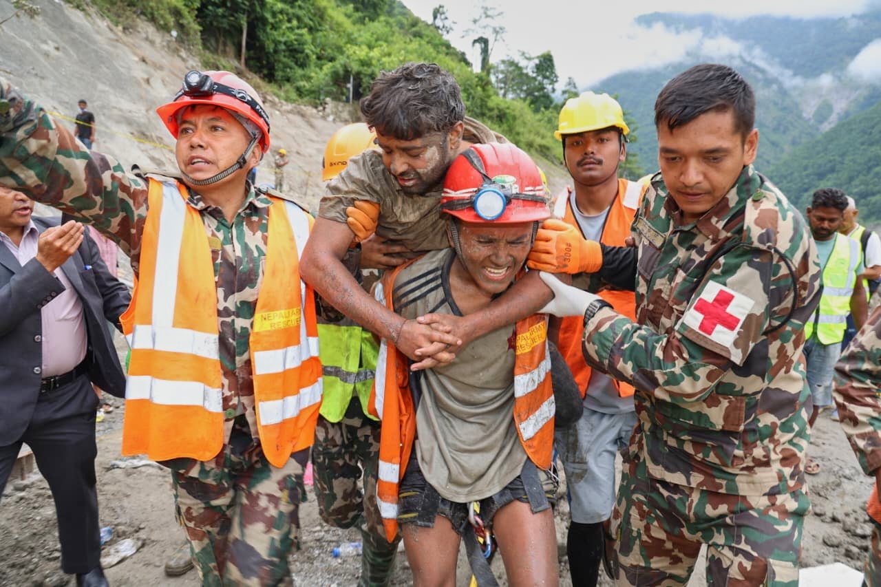 “Milagro” en Nepal: rescatan a dos hombres atrapados en un túnel