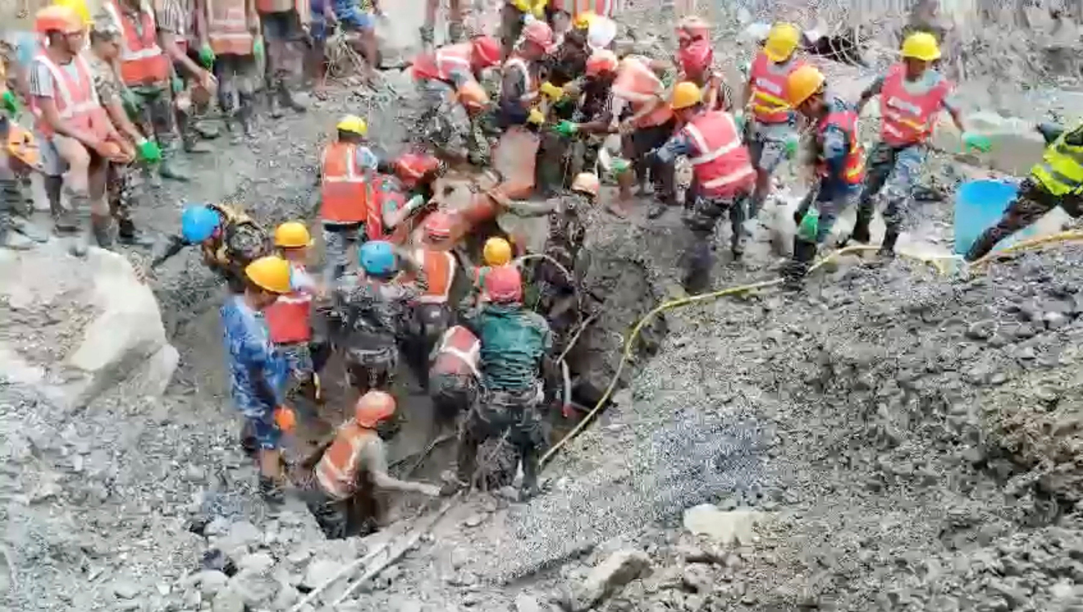 Rescatistas trasladan a un sobreviviente de un túnel vinculado a una central hidroeléctrica tras las mortales inundaciones repentinas y deslizamientos de tierra en el distrito de Rasuwa, Nepal