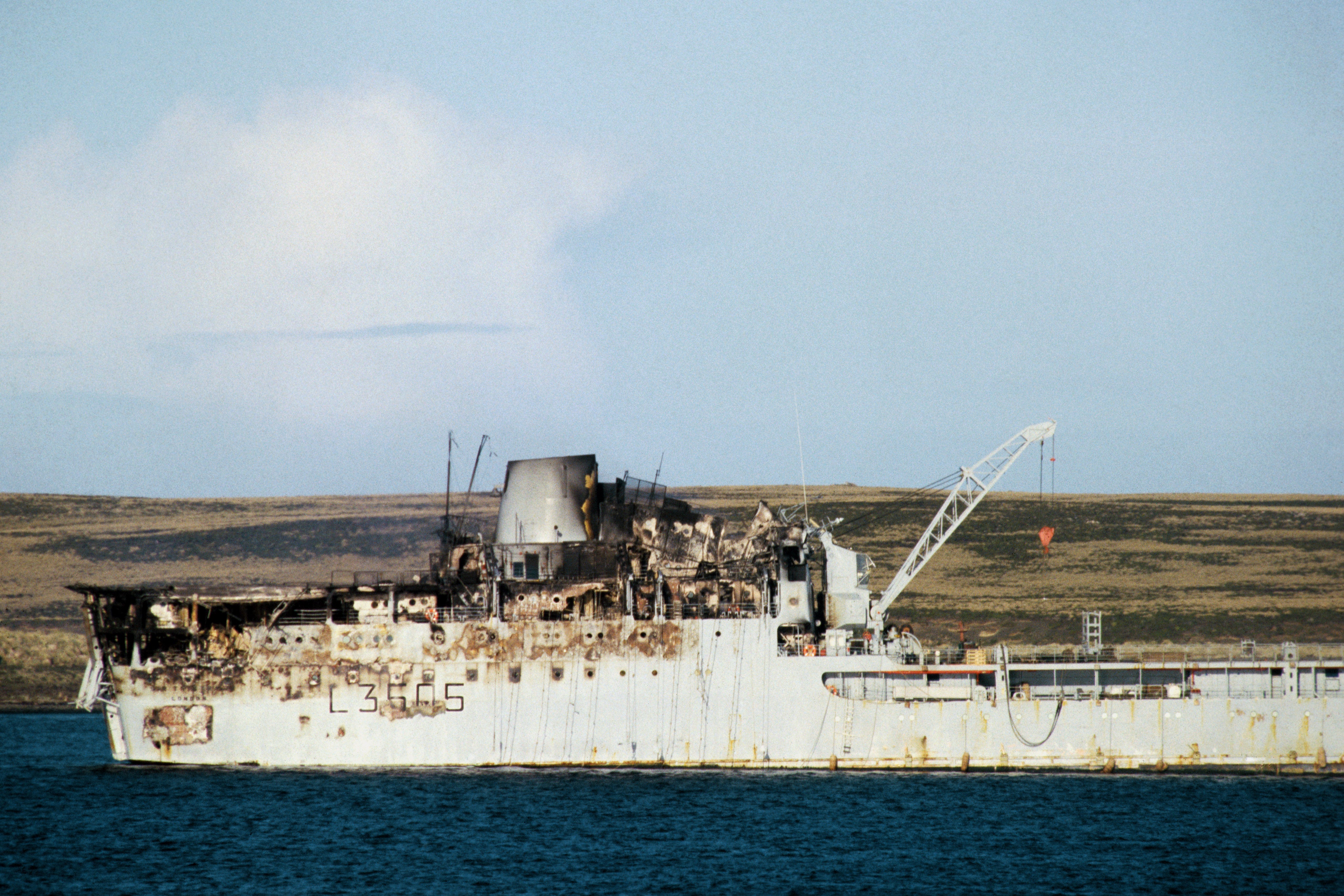 El buque de abastecimiento Sir Tristram , dañado tras un ataque aéreo argentino, permanece frente a Bluff Cove, en las Malvinas. El ataque provocó el hundimiento de su buque gemelo, el Sir Galahad , el 1 de junio de 1982