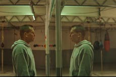 Julio César Chávez llora al hablar de su madre enferma, el boxeo y adicciones, ante estreno de serie