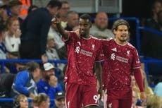 Isak marca doblete y Barcola debuta en el primer triunfo del Liverpool con nuevo técnico
