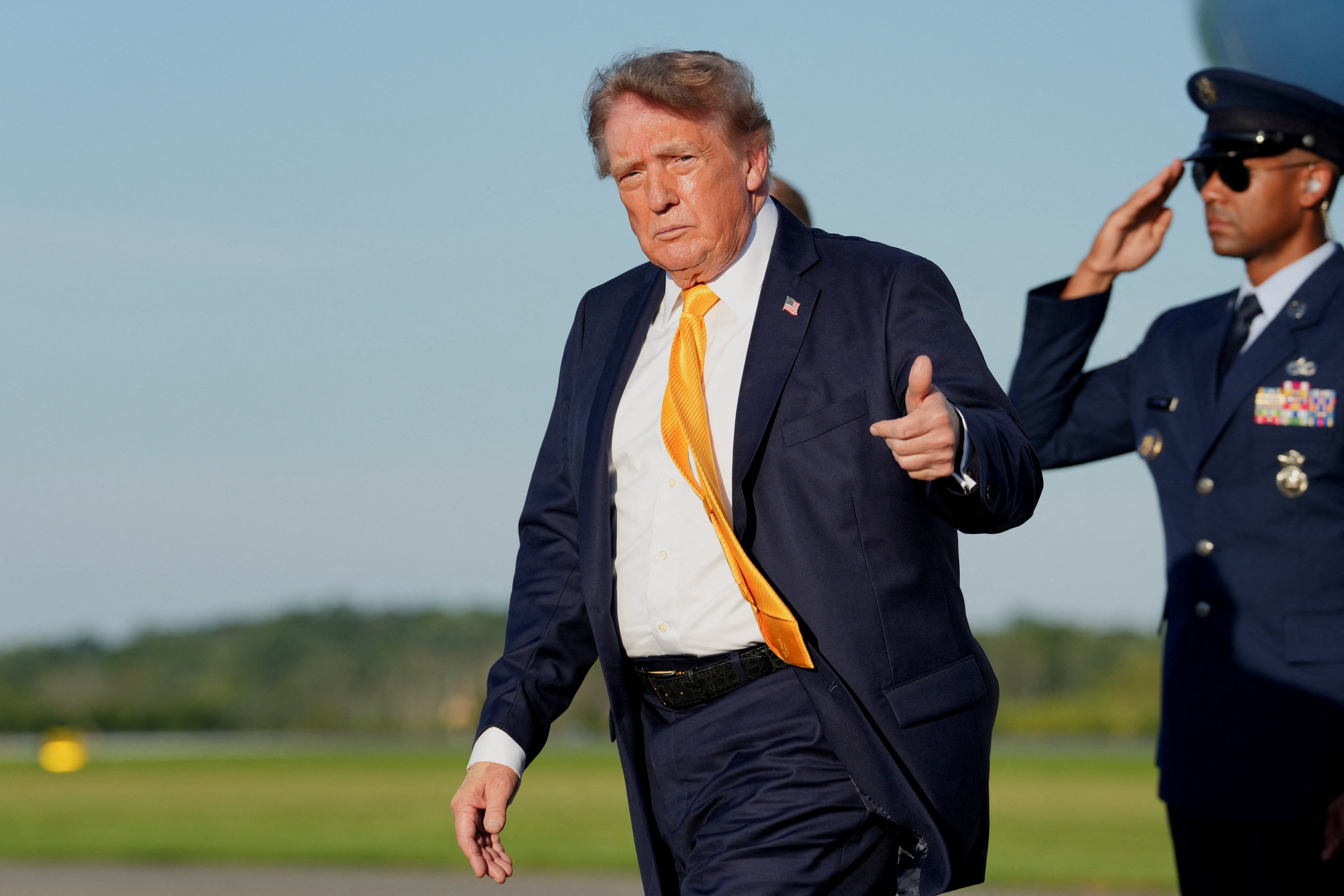 Unas fotografías del presidente Donald Trump bajando del Air Force One con el cabello aparentemente más oscuro que su característico tono rubio causaron sorpresa en redes sociales