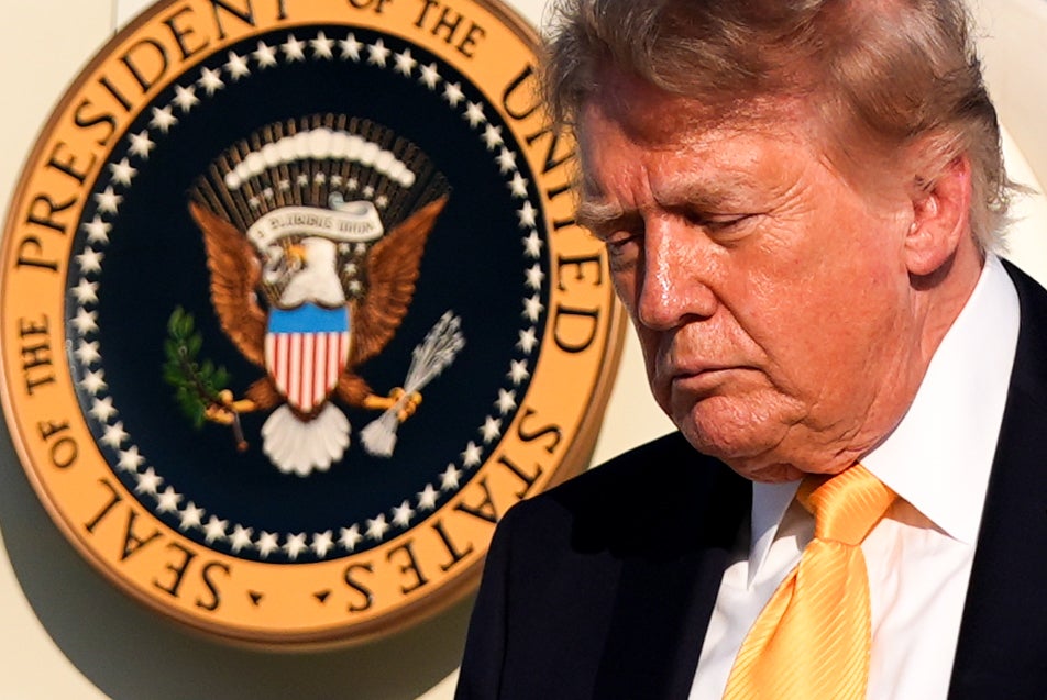 El presidente baja del Air Force One el viernes. Su característico peinado ha despertado curiosidad durante décadas