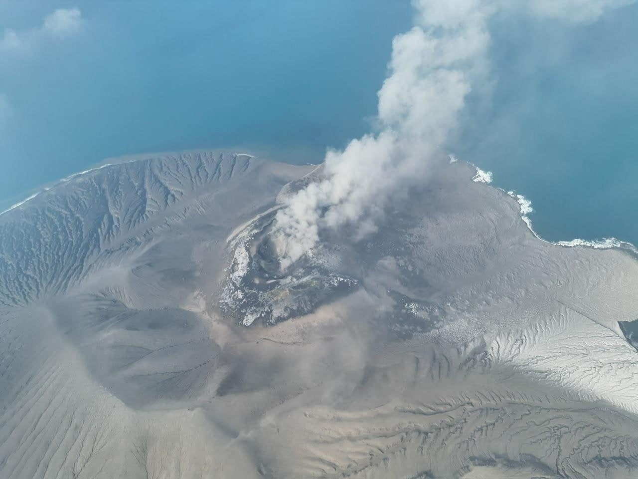 Vista aérea captada por un dron muestra al volcán Anak Krakatau expulsando ceniza caliente durante una erupción en Lampung del Sur, Indonesia