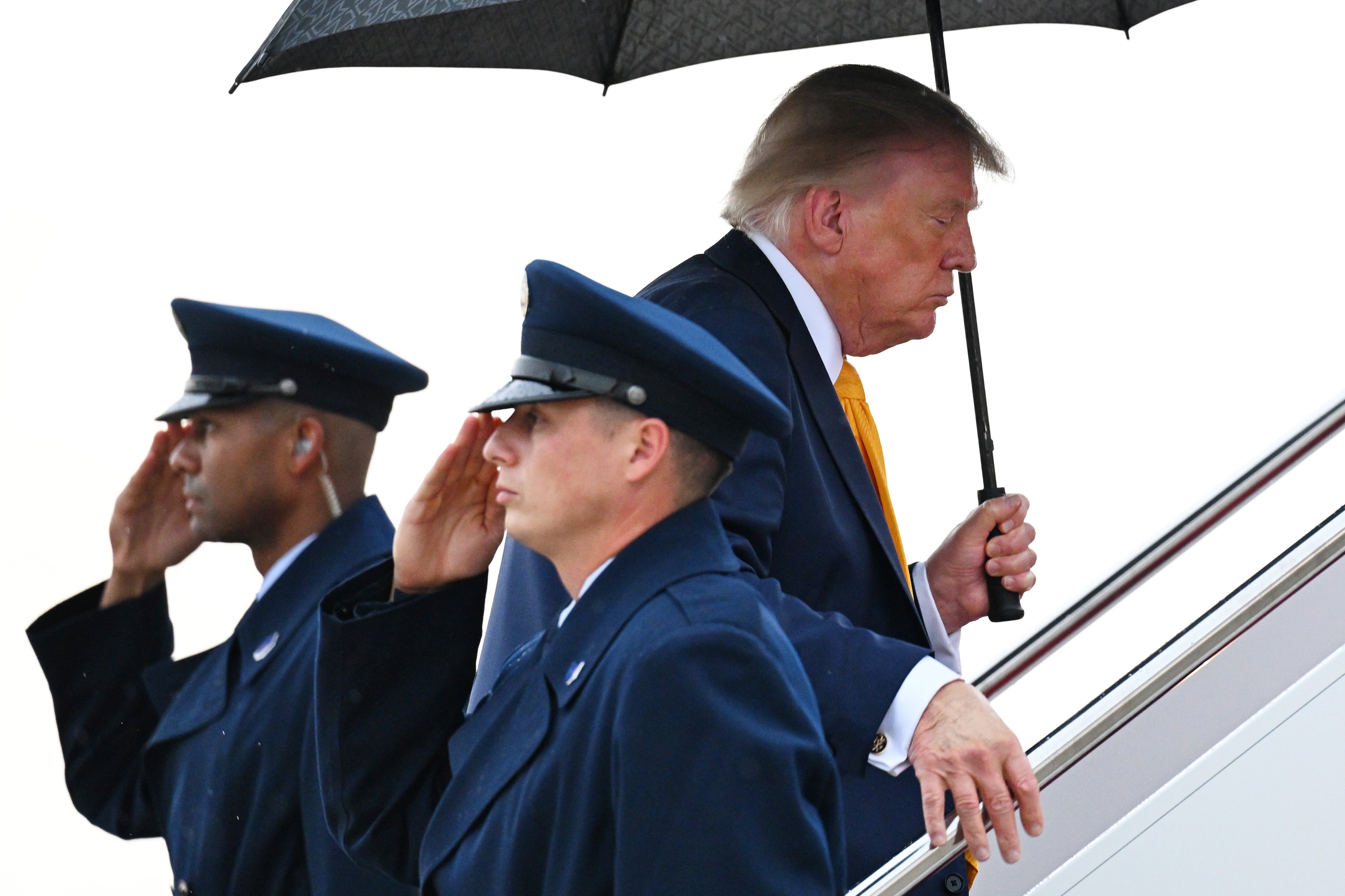 “Durante años tuve que aguantar que la gente dijera: ‘Usa peluca’. Yo no uso peluca”, afirmó Trump durante un discurso el miércoles en el Jardín de las Rosas de la Casa Blanca