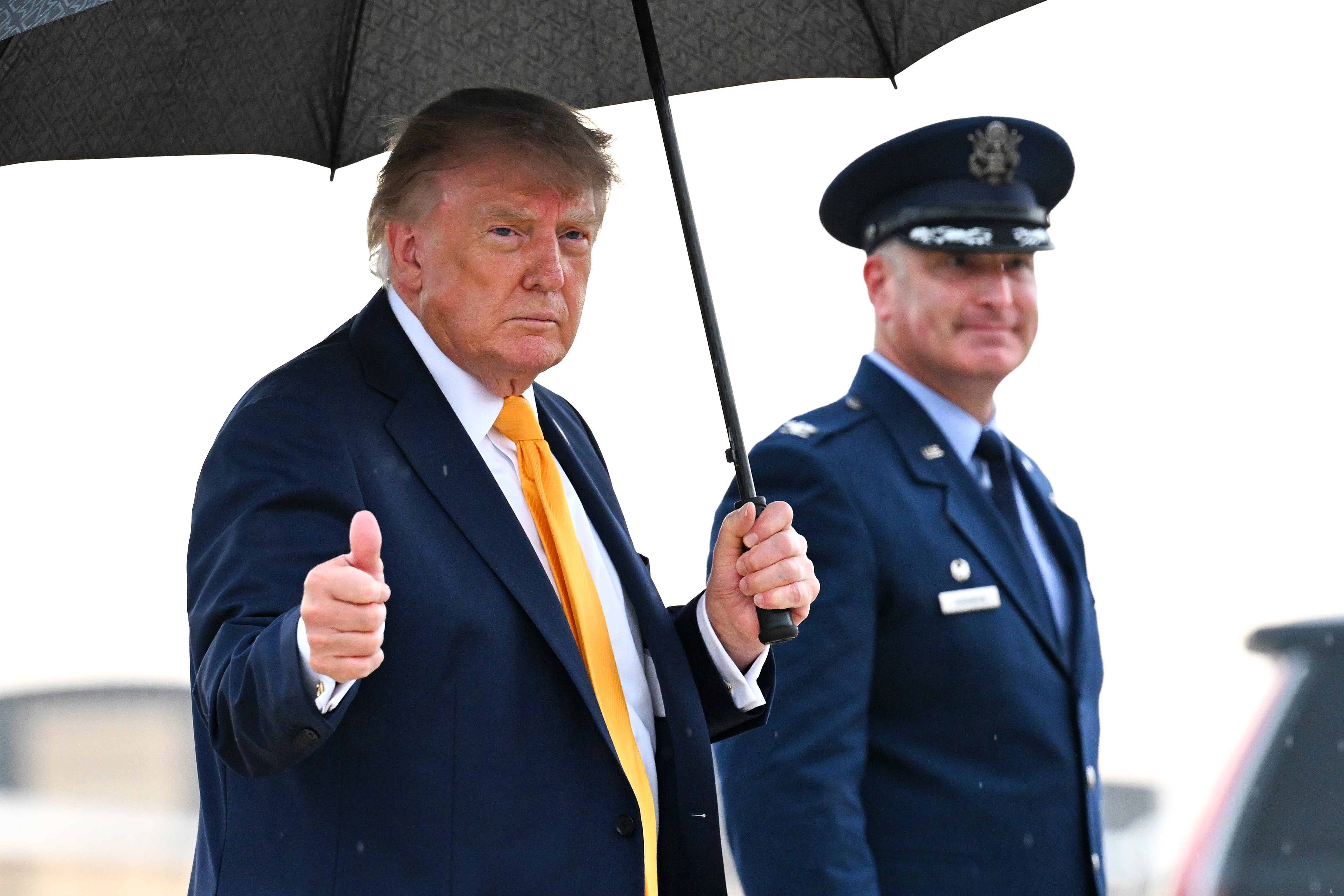 “Hay que hacer algo con su pelo invocando la 25.ª Enmienda”, bromeó el abogado y crítico de Trump George Conway, sugiriendo que el presidente debería deshacerse de su nuevo look