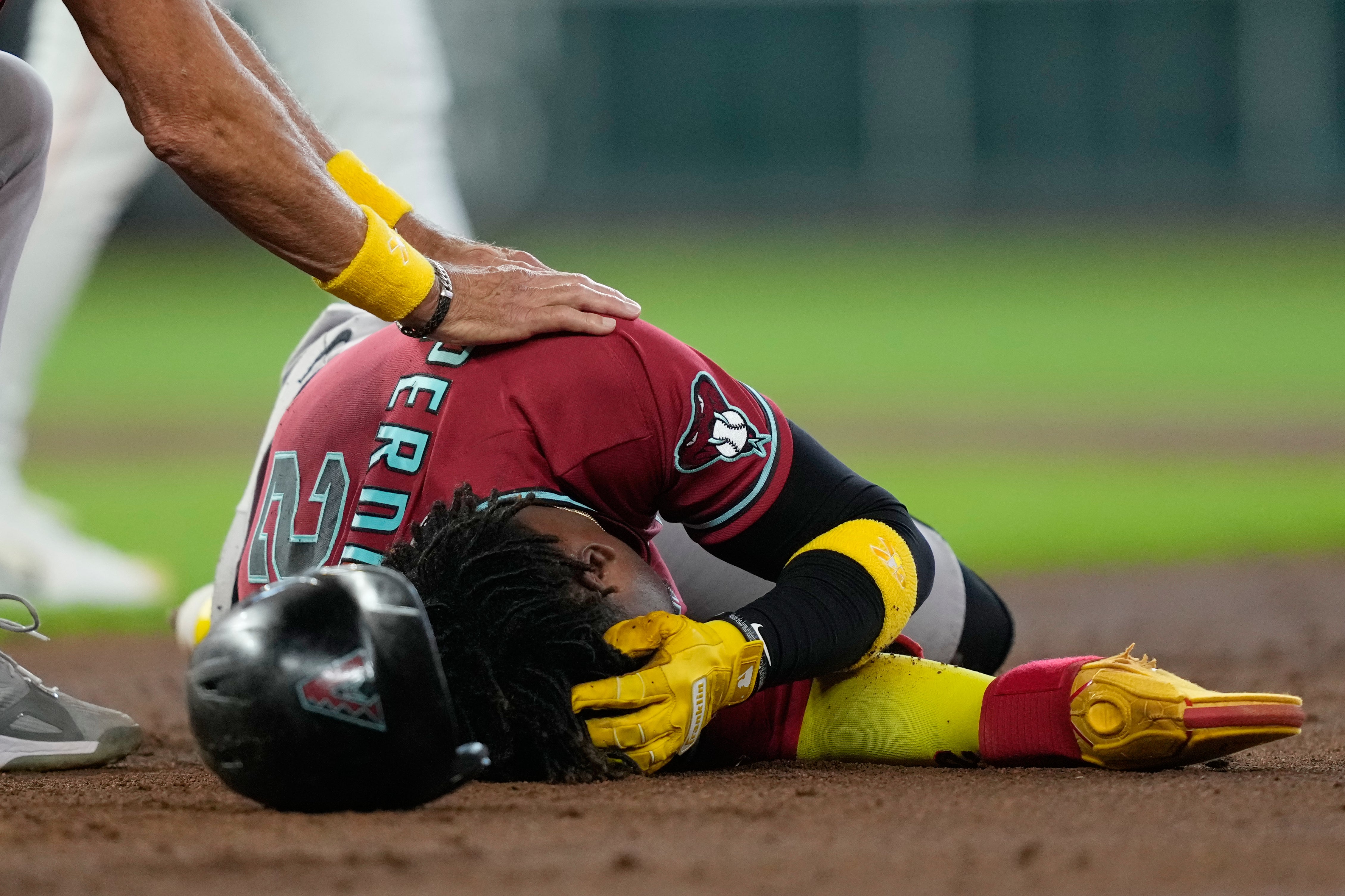 Geraldo Perdomo sale del juego con los Diamondbacks tras recibir un lineazo en el casco