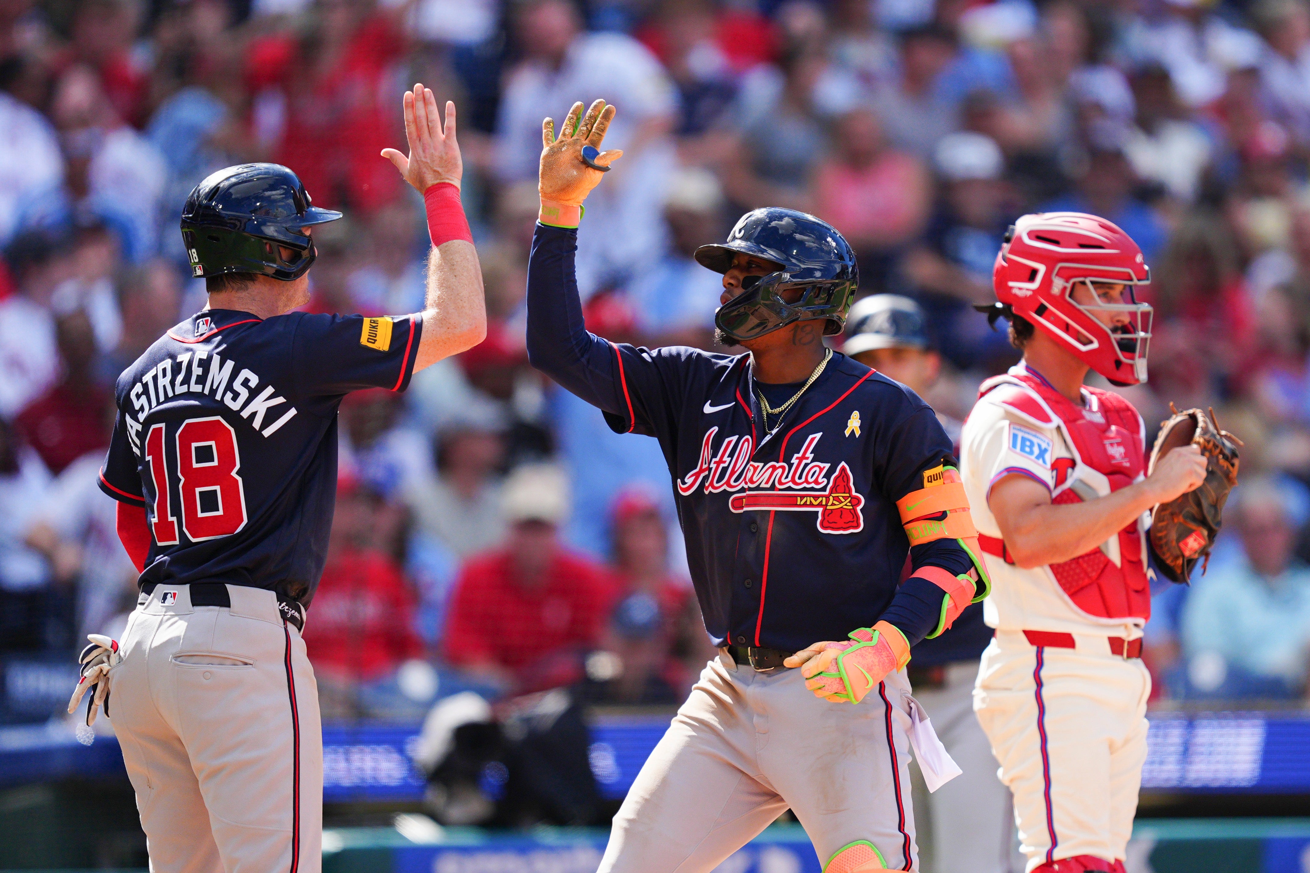 Acuña y Riley impulsan a Bravos 5-4 ante Filis y Atlanta se aleja 5 juegos en el Este NL