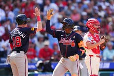 Acuña y Riley impulsan a Bravos 5-4 ante Filis y Atlanta se aleja 5 juegos en el Este NL