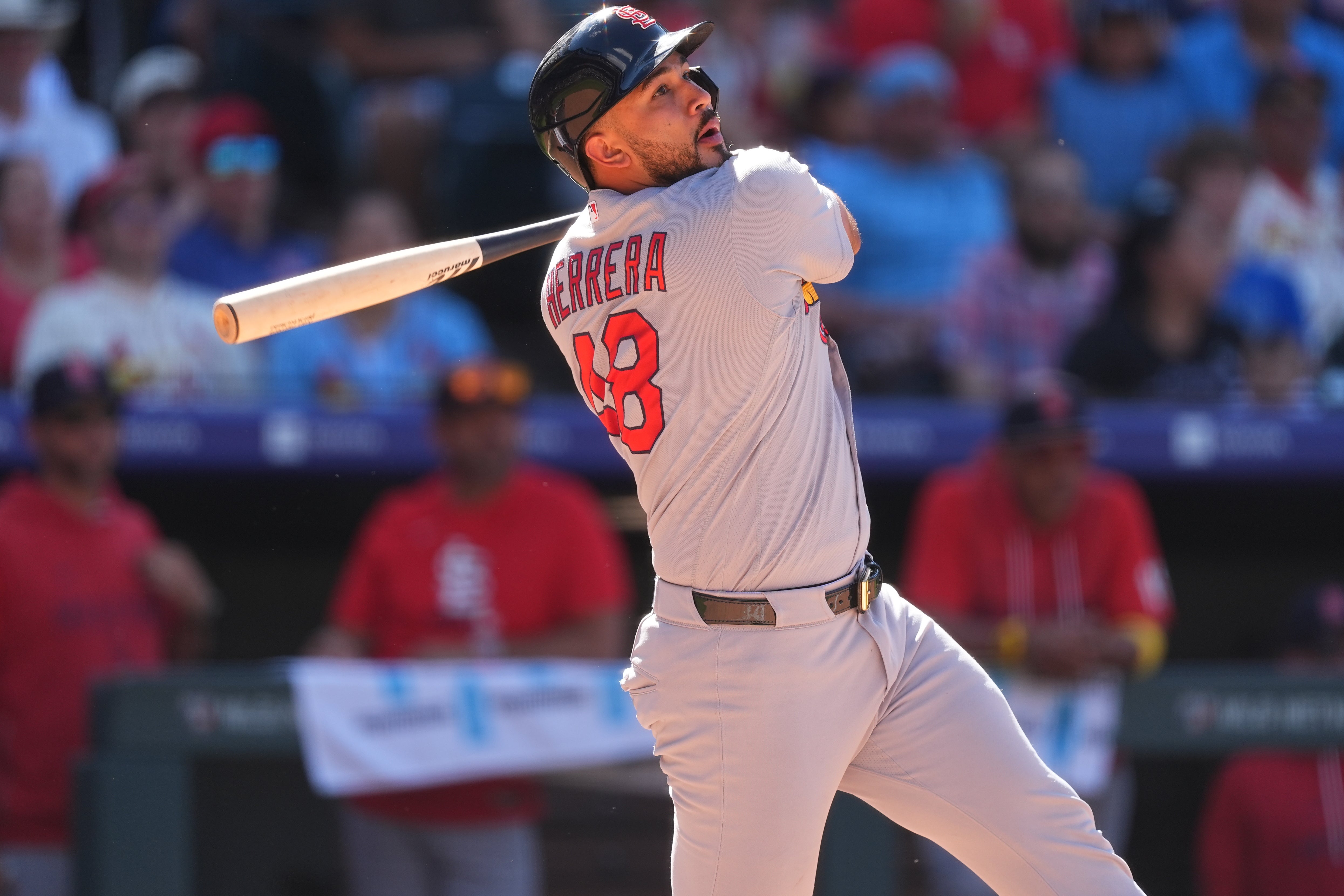 Herrera y Hjerpe guían a los Cardenales a vencer 10-8 a los Rockies
