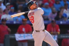 Herrera y Hjerpe guían a los Cardenales a vencer 10-8 a los Rockies