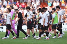 Aficionados del Valencia protestan contra directivos y jugadores tras el 5-0 frente a Barcelona