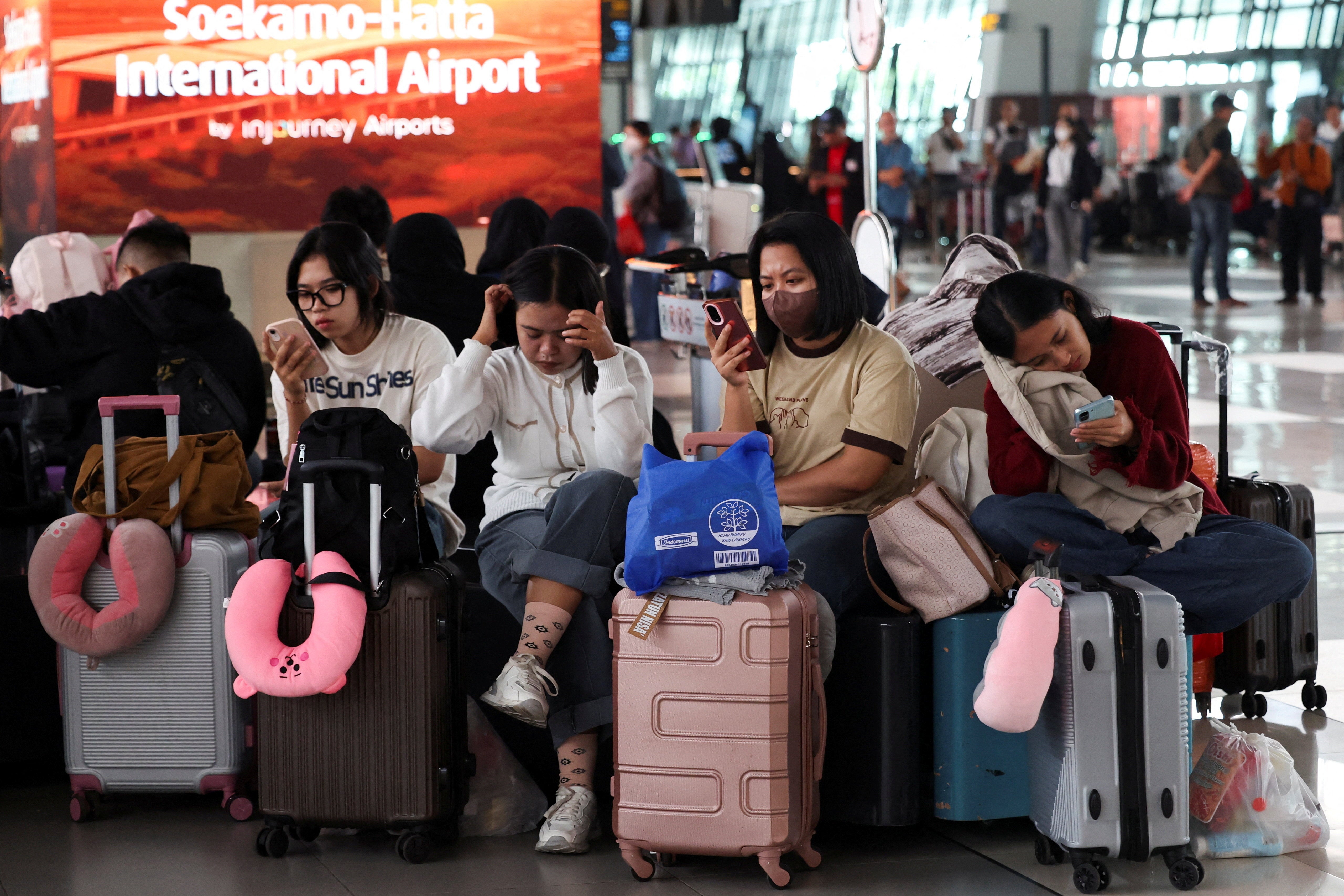 Enorme erupción volcánica afecta los vuelos de 270.000 pasajeros en Indonesia