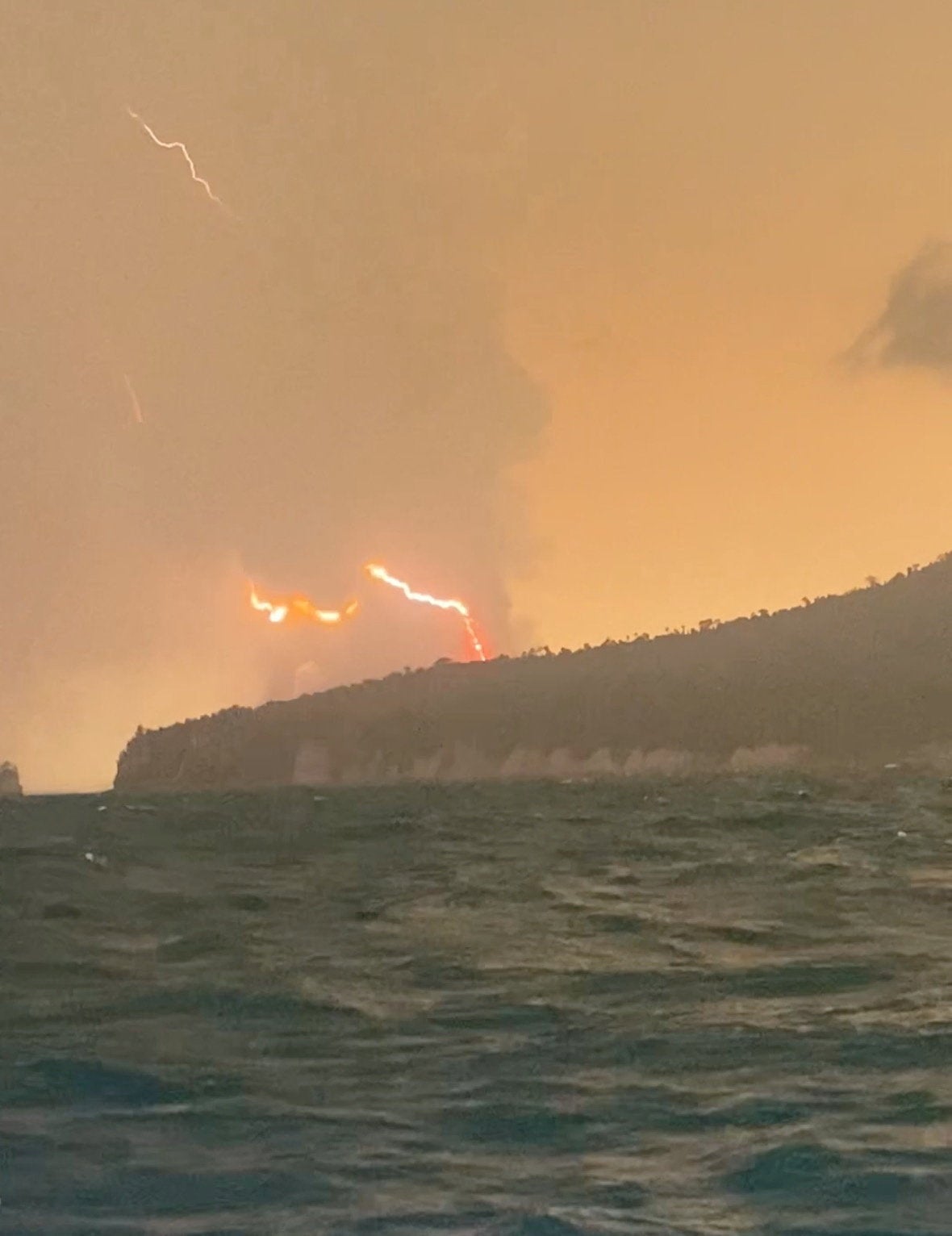 Una columna de humo se eleva tras la erupción del volcán Anak Krakatau, en la provincia de Lampung, Indonesia