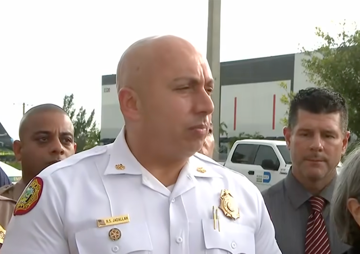 El jefe del Departamento de Bomberos de Miami-Dade, Ray Jadallah, confirmó que fue necesario realizar un “complejo” operativo para rescatar al piloto y al copiloto