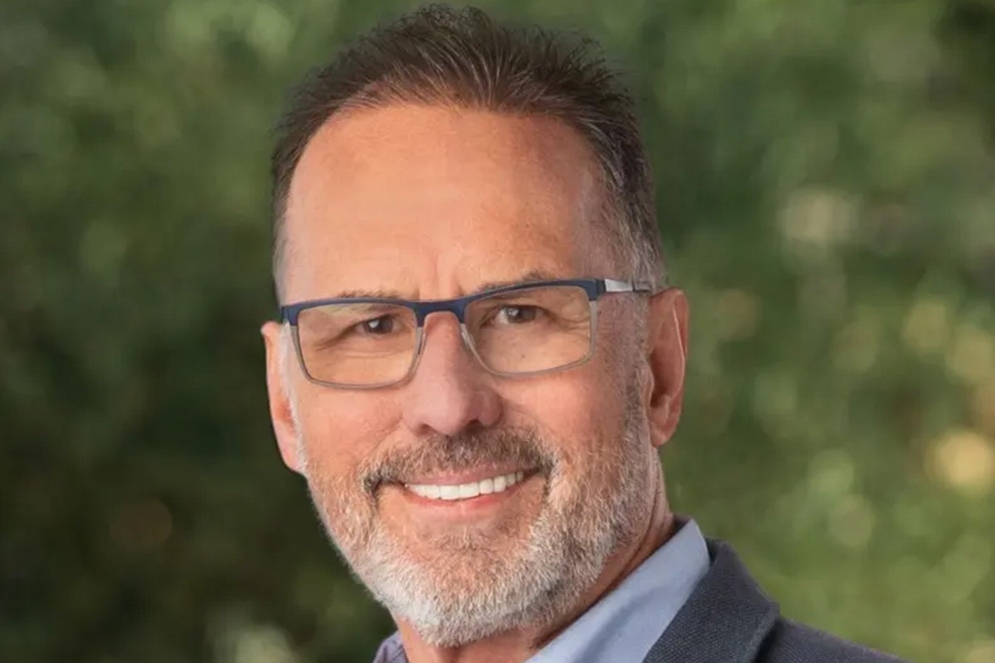 Lundeen fue acusado de alteración del orden público y agresión en segundo grado tras presuntamente atacar a otro pasajero y lanzar comentarios discriminatorios contra la tripulación durante un vuelo de American Airlines. Long Realty, la empresa inmobiliaria con la que trabajaba, rompió su relación con él tras conocer el incidente