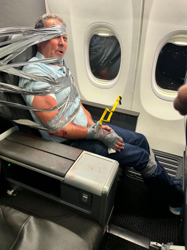 Arthur Lundeen, de 67 años, fue inmovilizado con cinta adhesiva en su asiento durante un vuelo de American Airlines el 3 de septiembre, después de que presuntamente se comportara de forma agresiva y atacara a otro pasajero. La tripulación y varios viajeros lograron reducirlo y mantenerlo sujeto durante los últimos 15 minutos del vuelo. Al aterrizar, fue arrestado por la policía
