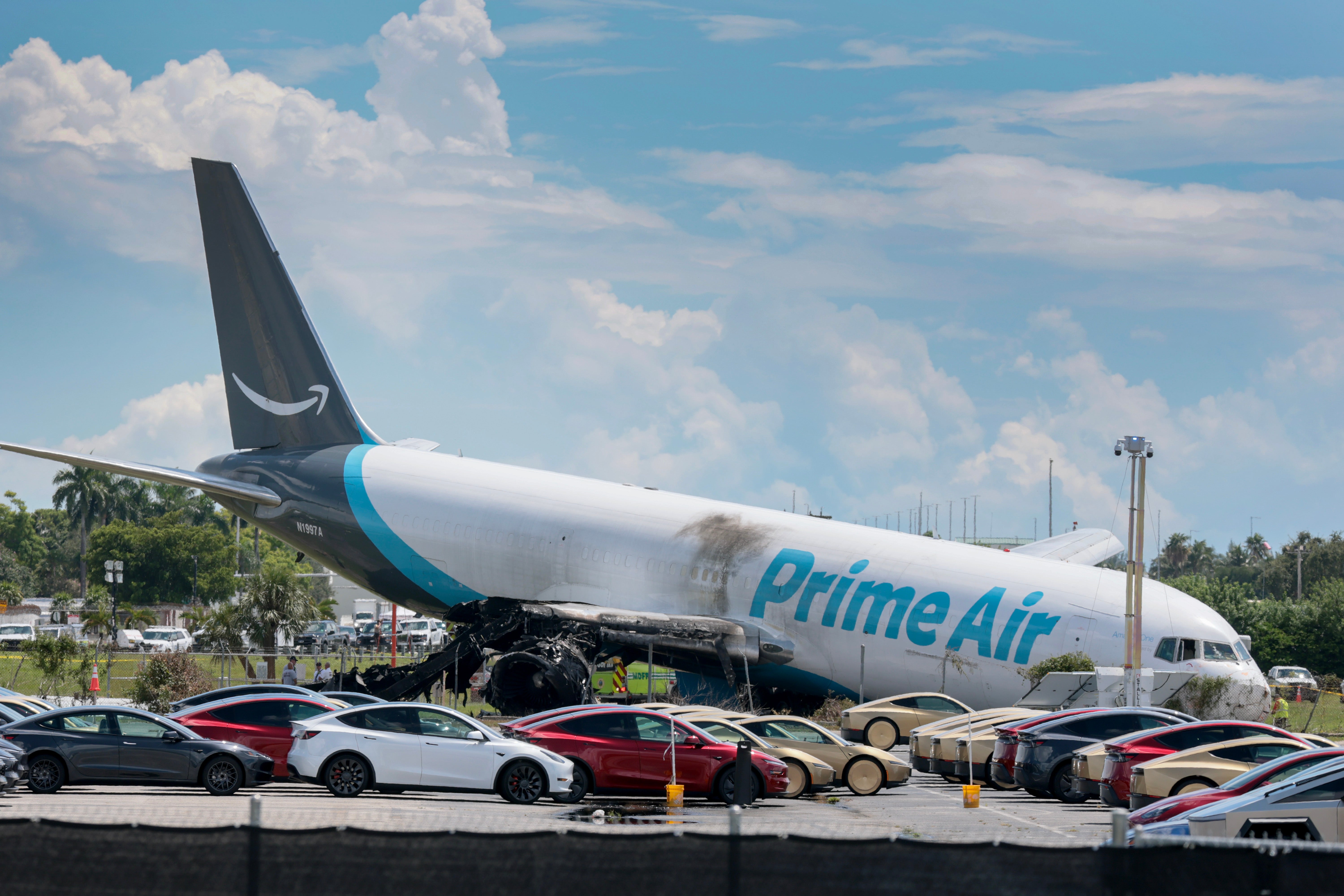 Un avión de carga de Amazon se salió de la pista en Miami el domingo y se estrelló, causando la muerte de cinco personas y dejando tras de sí una escena de “devastación total”, según la Junta Nacional de Seguridad en el Transporte de EE. UU., que ha recuperado las cajas negras del Boeing 737 —las de datos de vuelo y las de voz de la cabina— para su análisis