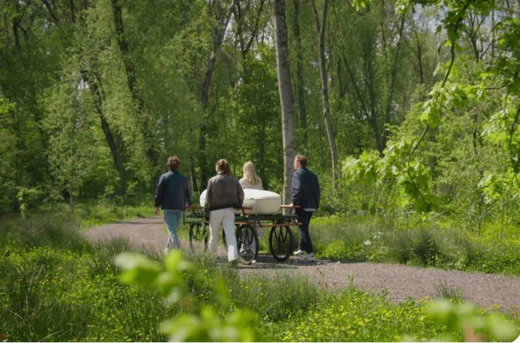 Loop Living Cocoon afirma que su ataúd se cultiva en solo siete días a partir de hongos locales y fibras de cáñamo recicladas, y que se descompone por completo en 45 días
