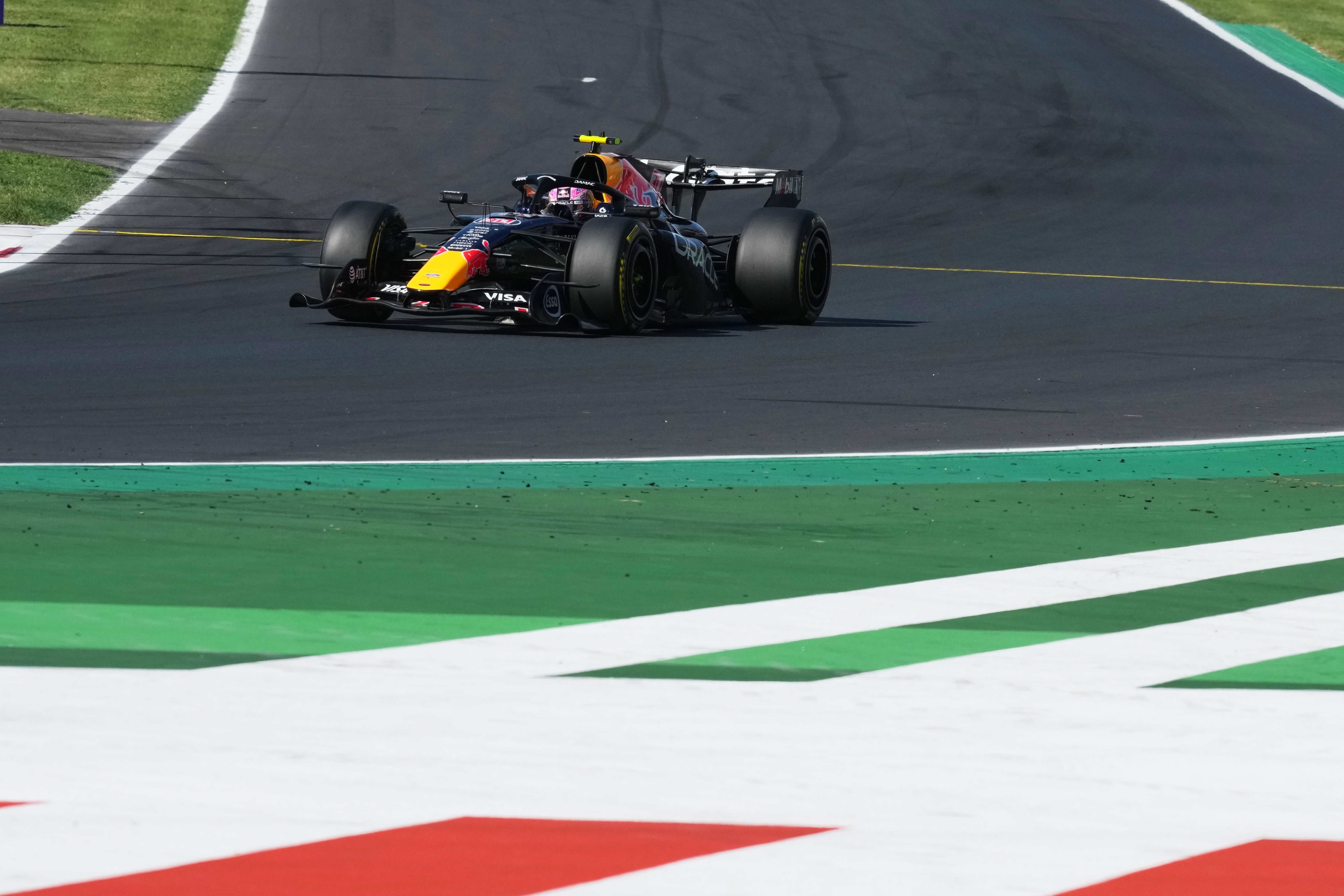 Red Bull mantiene a Lawson para el GP de Madrid mientras Hadjar se recupera
