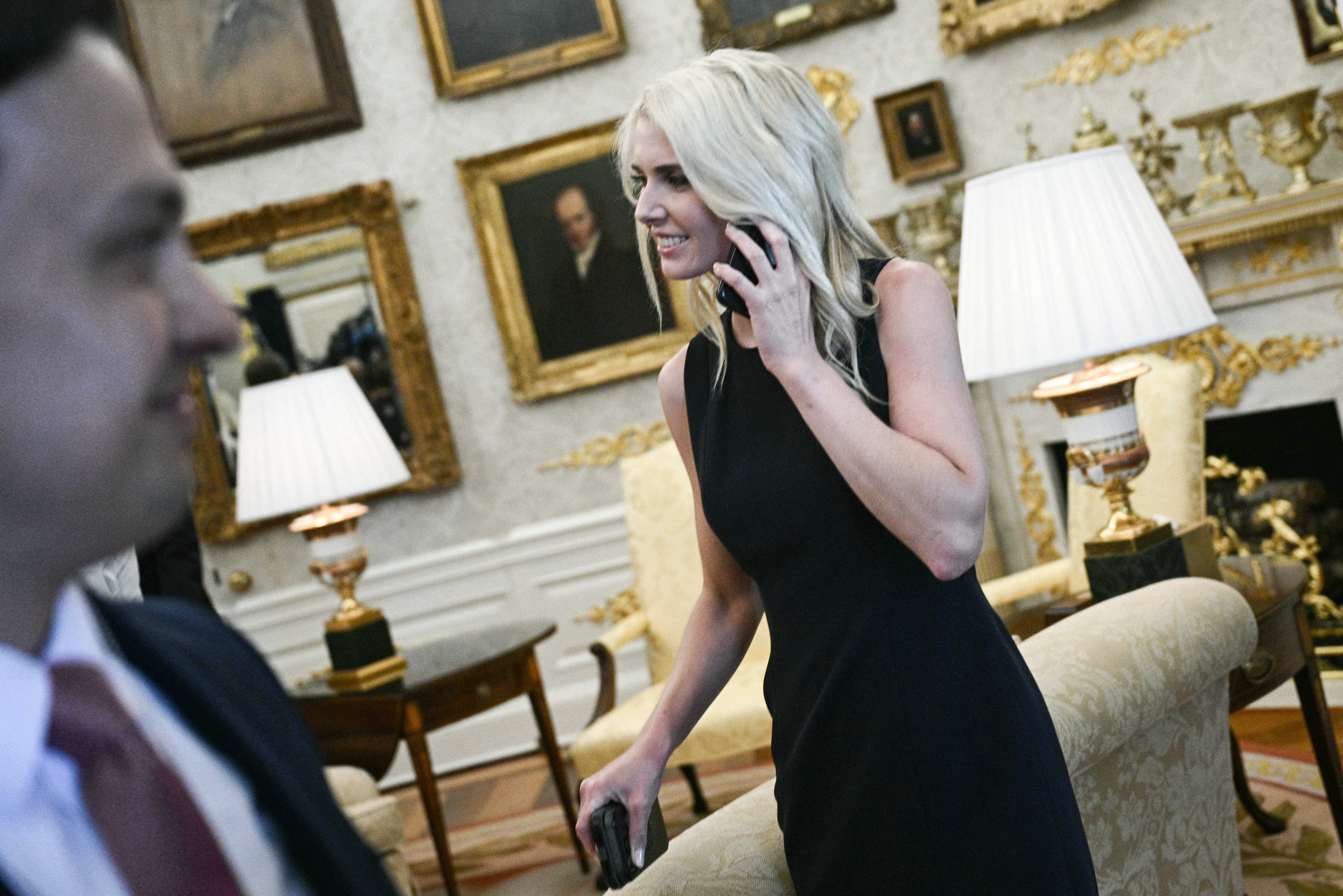 Según se informa, Harp suele gestionar la actividad del presidente en las redes sociales y toma nota de lo que le dicta Trump para futuras publicaciones