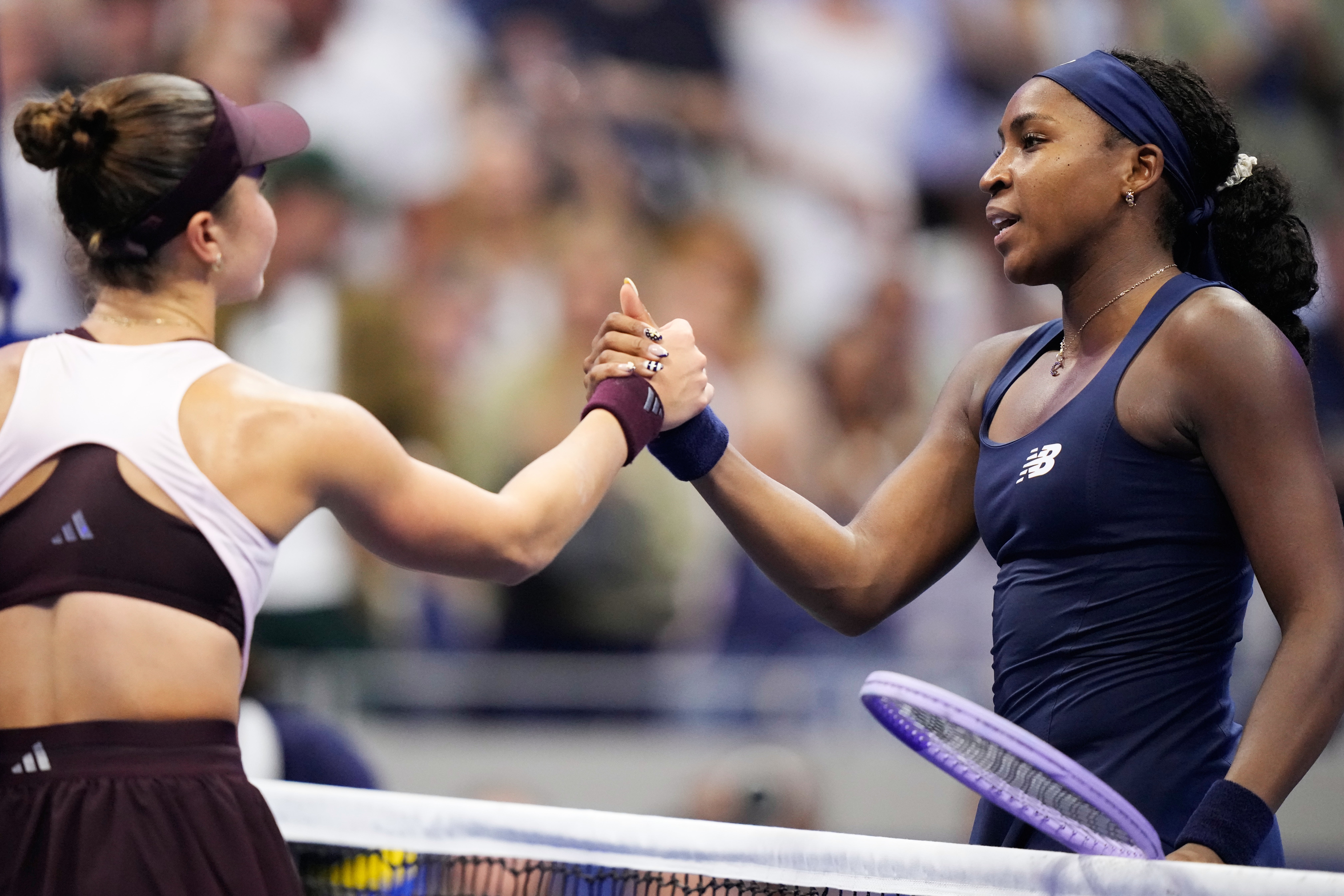 Coco Gauff, a la derecha, venció a Iva Jovic en dos sets
