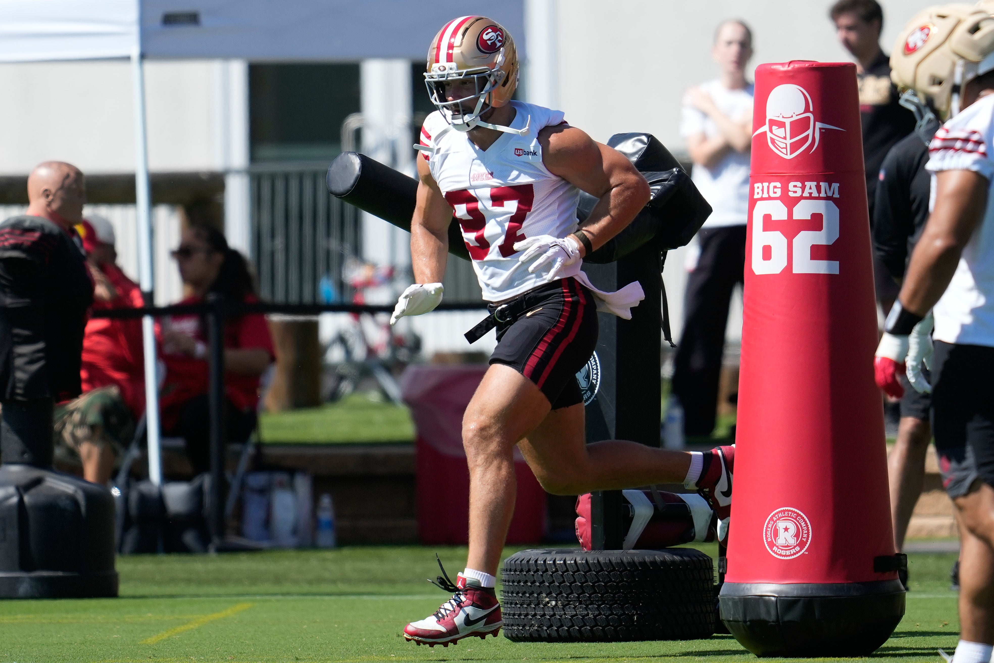 Los 49ers esperan que Nick Bosa juegue el debut de temporada en Australia