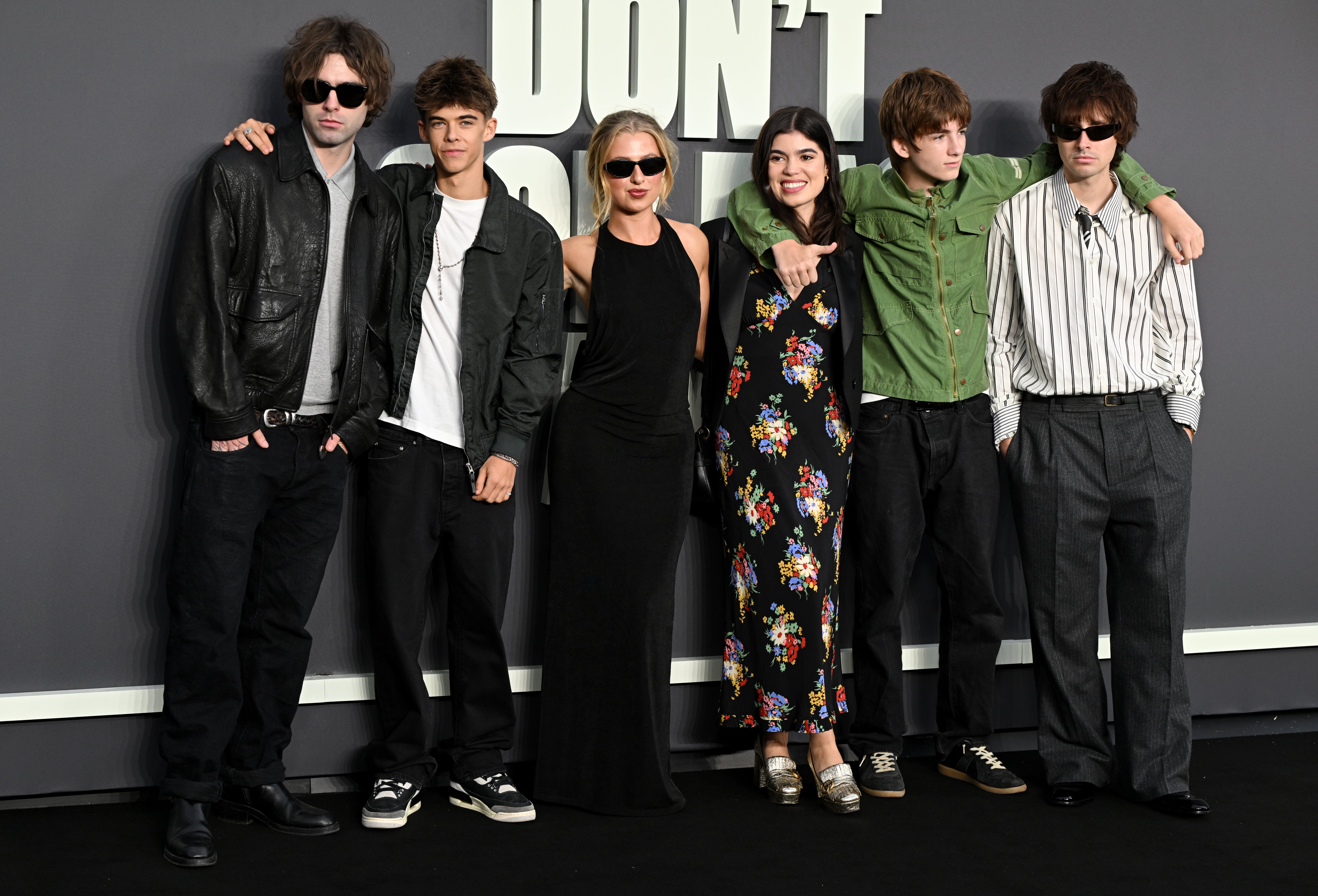 De izquierda a derecha: Lennon Gallagher, Donovan Gallagher, Anais Gallagher, Molly Gallagher, Sonny Gallagher y Gene Gallagher en el estreno en el Reino Unido de ‘Oasis: Don’t Look Back in Anger’