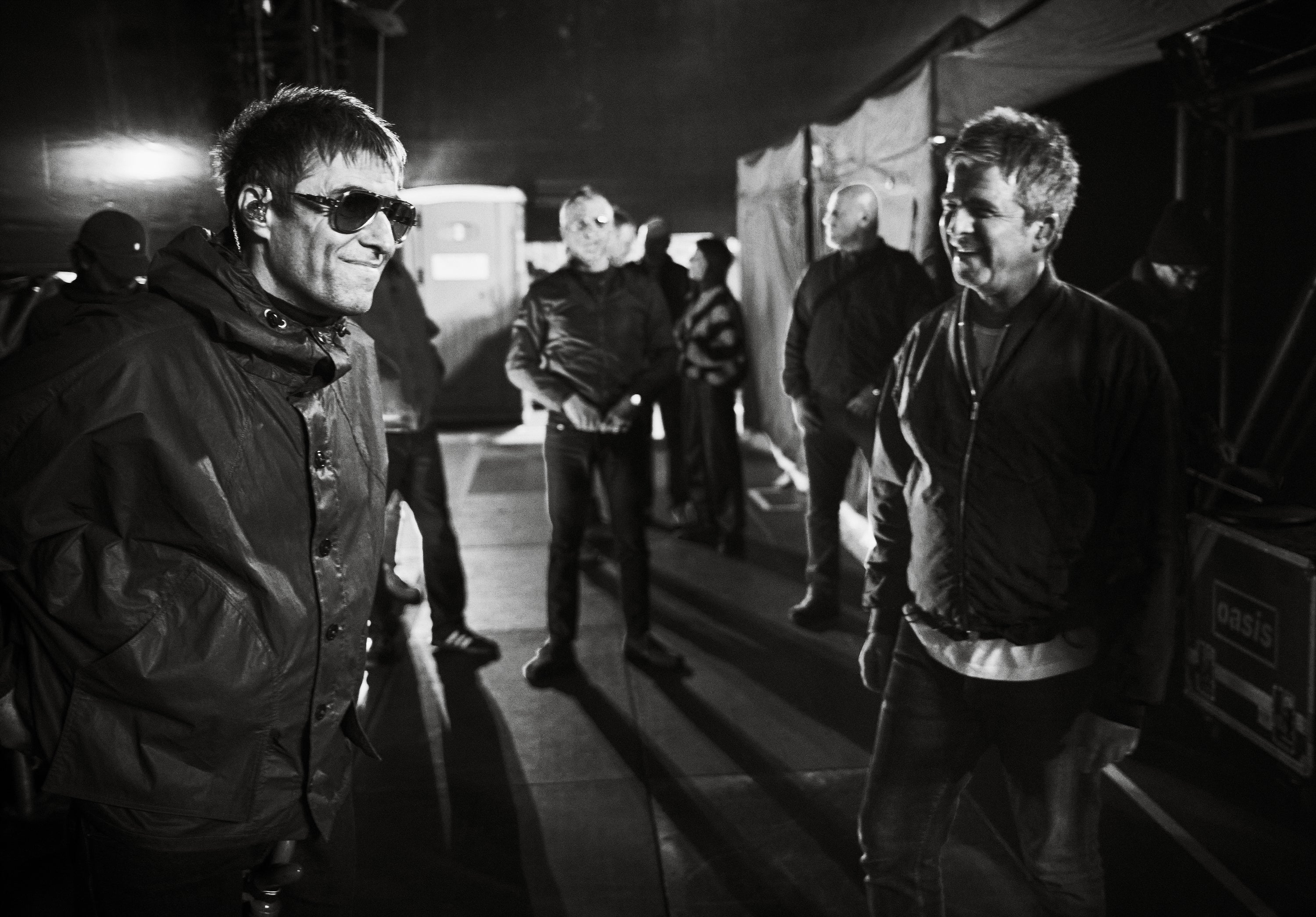 Liam y Noel tras bambalinas durante la reunión de Oasis