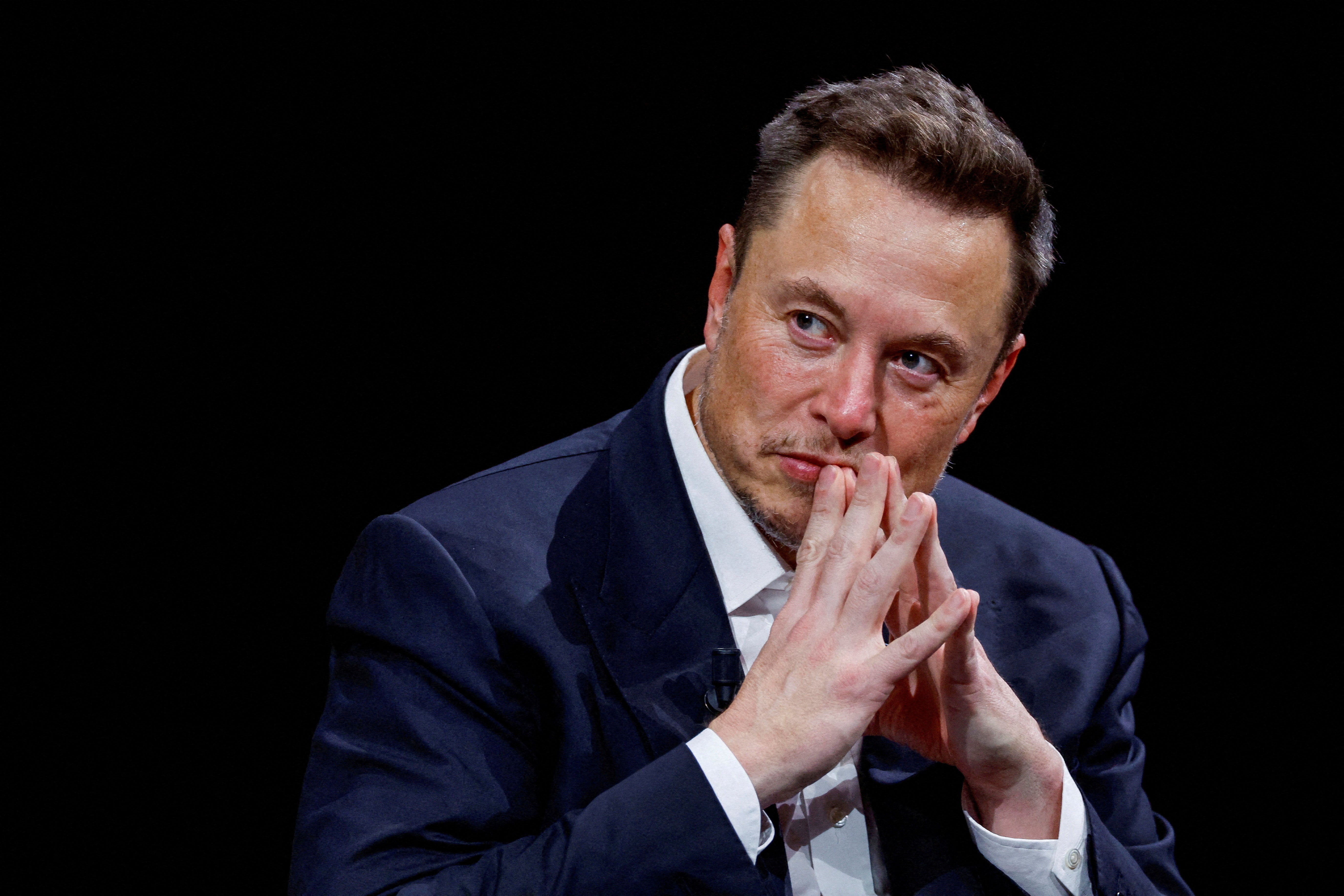 Elon Musk arremetió contra el documentalista Alex Gibney y lo calificó de “viejo amargado”