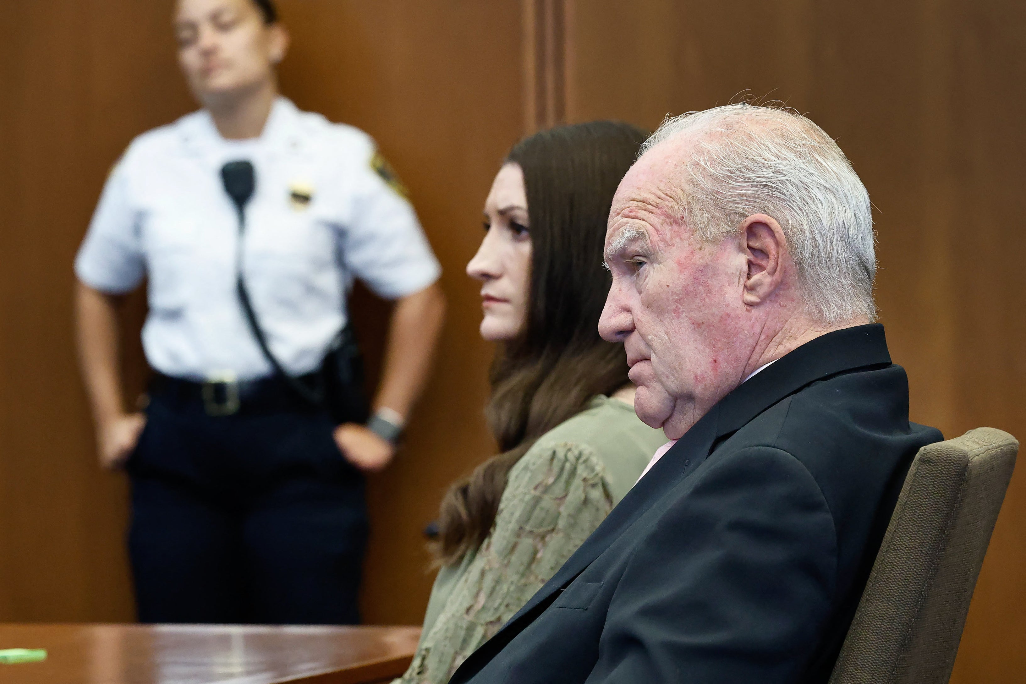 Kevin Reddington, abogado defensor de Lindsay Clancy, y Clancy observan mientras el juez William Sullivan da instrucciones al jurado