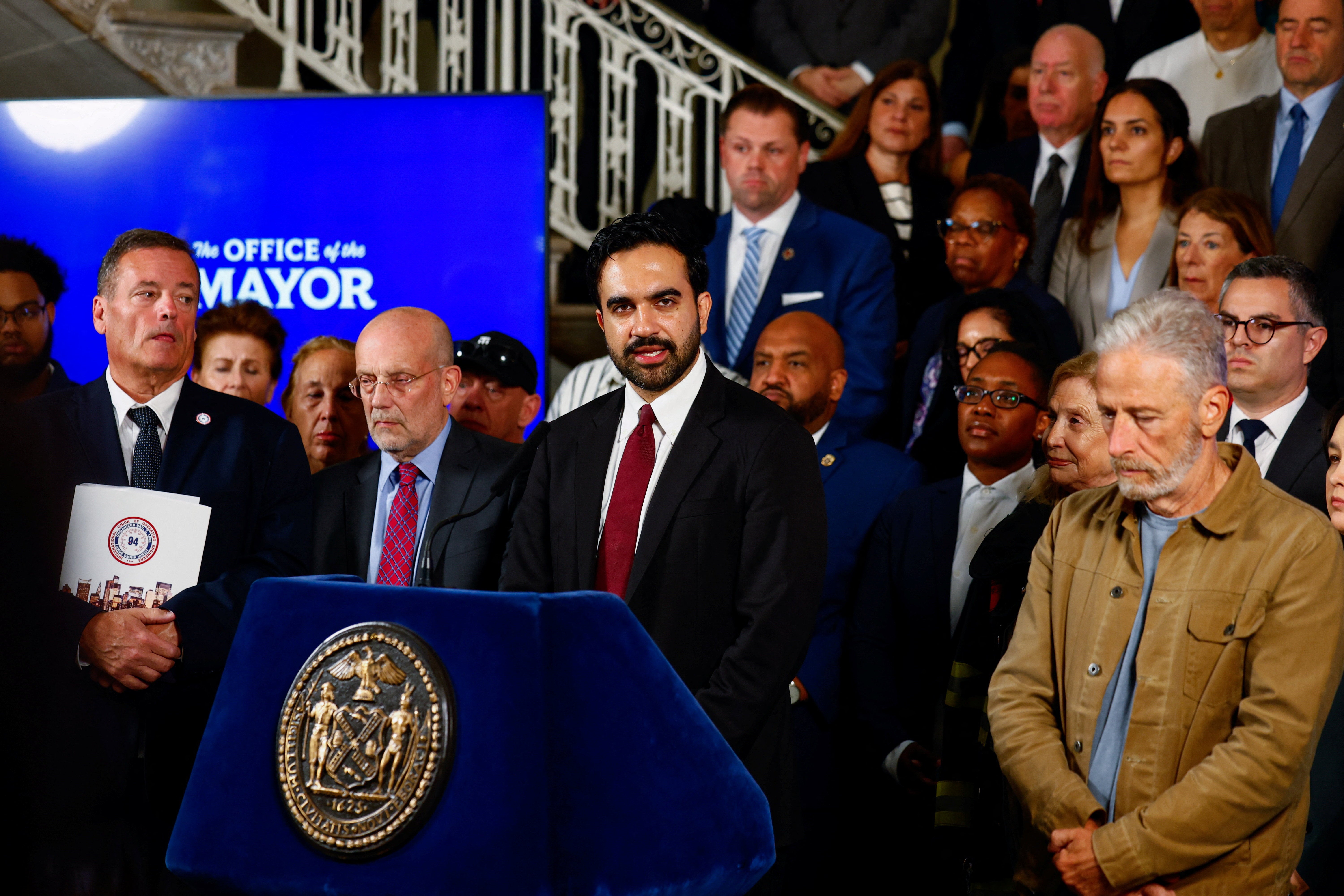 El alcalde de Nueva York, Zohran Mamdani, acompañado por el actor y activista Jon Stewart, habla durante una conferencia de prensa sobre la publicación de documentos relacionados con la calidad del aire en la Zona Cero tras los atentados del 11-S, el martes 8 de septiembre de 2026