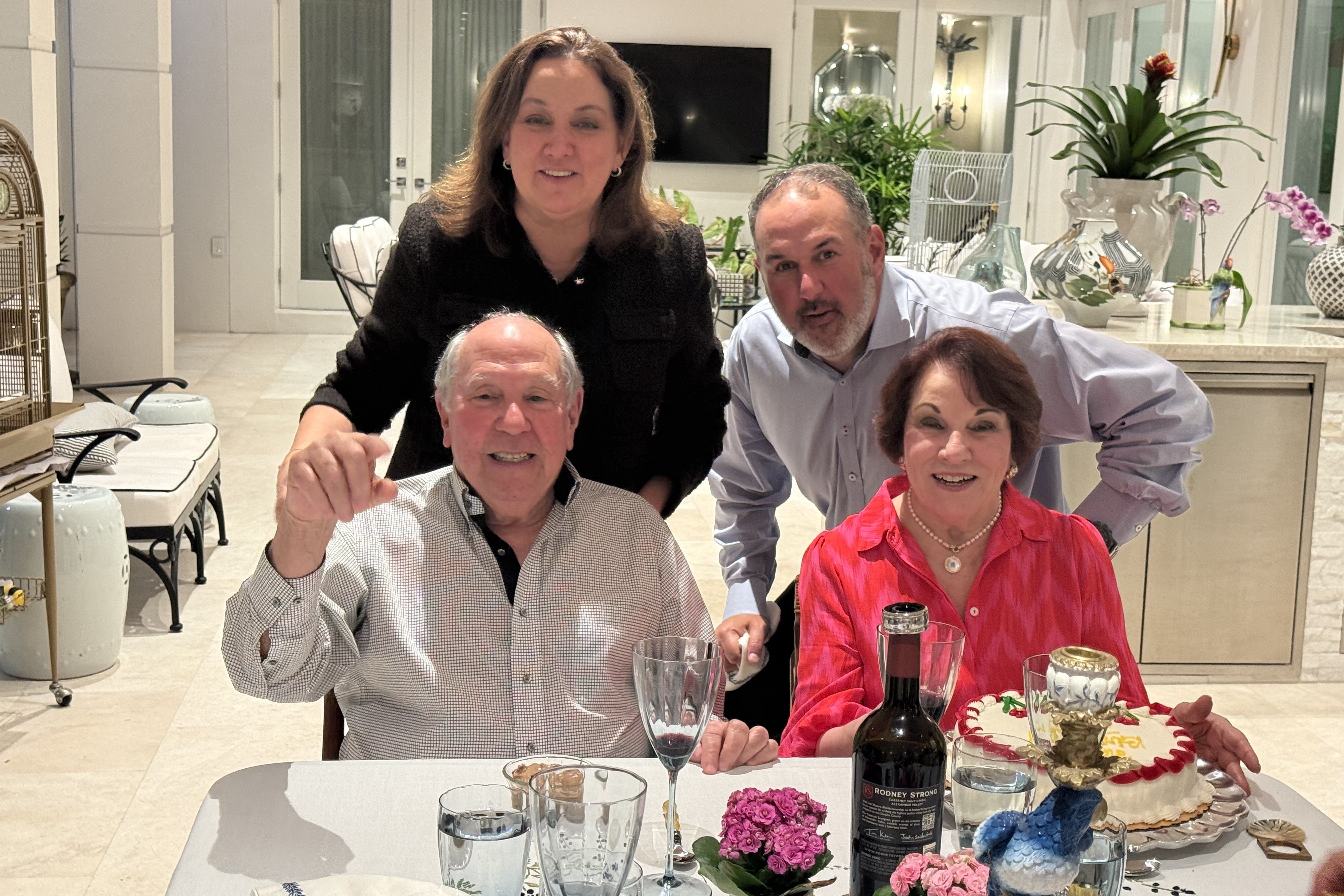 <p>Esta foto sin fecha proporcionada por Silvia Larrieu el martes 8 de septiembre de 2026 muestra a Mario Lamar, abajo a la izquierda, y su esposa, Lili, abajo a la derecha</p>