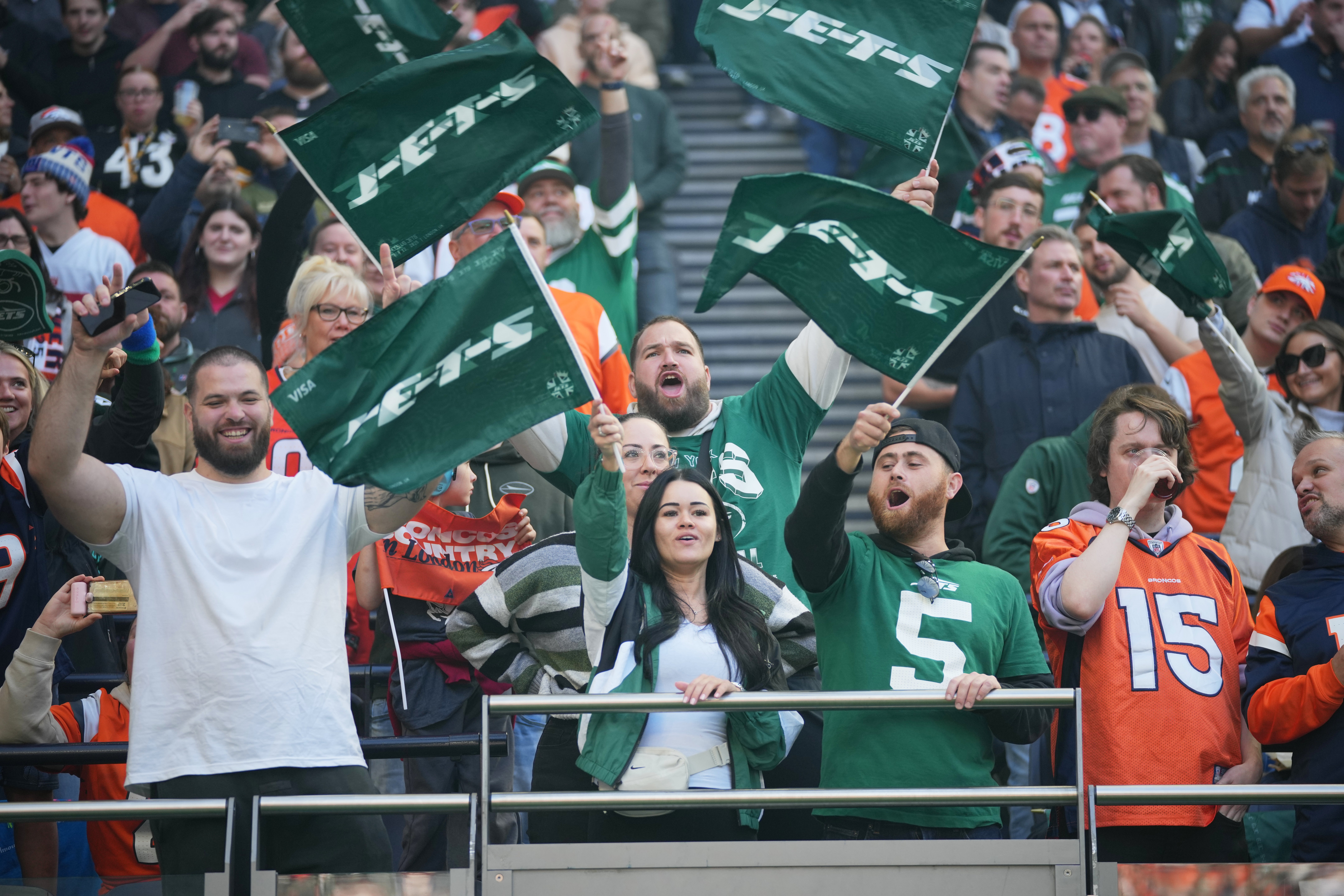 Aficionados de la NFL en el Reino Unido citan precios y 'fatiga de equipo' por asientos vacíos