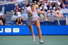 Noskova obligada a sacar desde las sombras tras retraso por ajuste del techo en el US Open