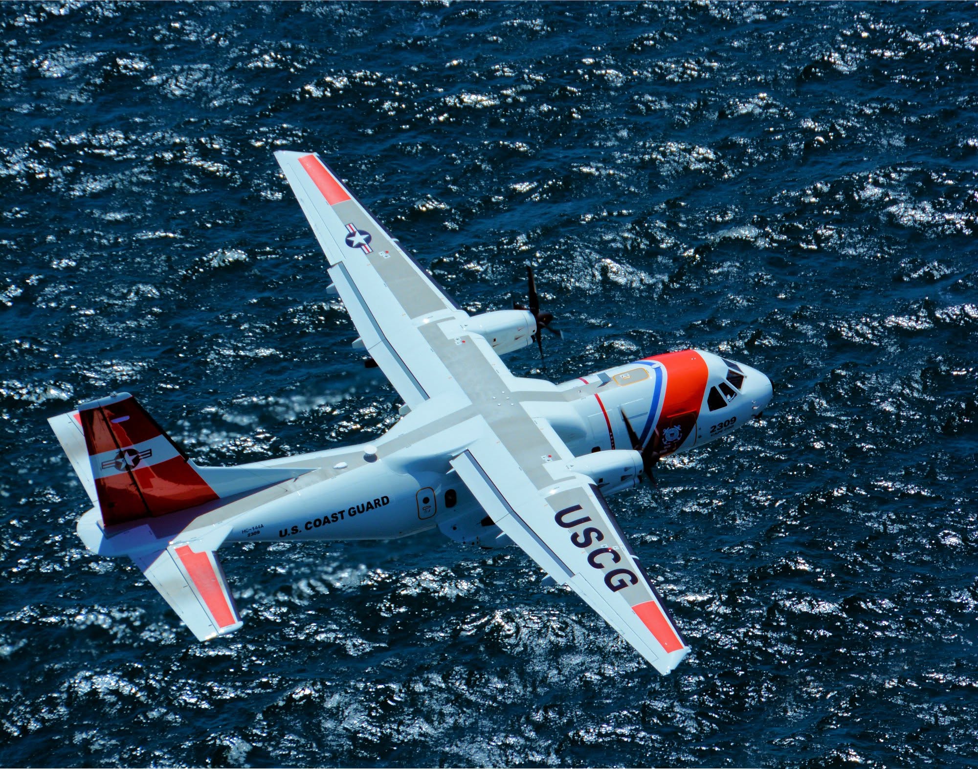 Un avión de la Guardia Costera de Estados Unidos sobrevuela las aguas cercanas a la isla de Andros, en las Bahamas