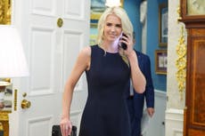 Trump dio regalos navideños por valor de 45.000 dólares a Natalie Harp y a otros 2 asesores
