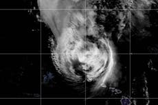 Las islas occidentales de Hawai sufren fuertes vientos del huracán Lowell y reportan amplios daños