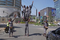 Acróbatas callejeros entretienen a automovilistas atrapados en el tráfico de Nairobi