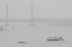 Más escuelas cierran en Indonesia por el empeoramiento de neblina causada por incendios forestales