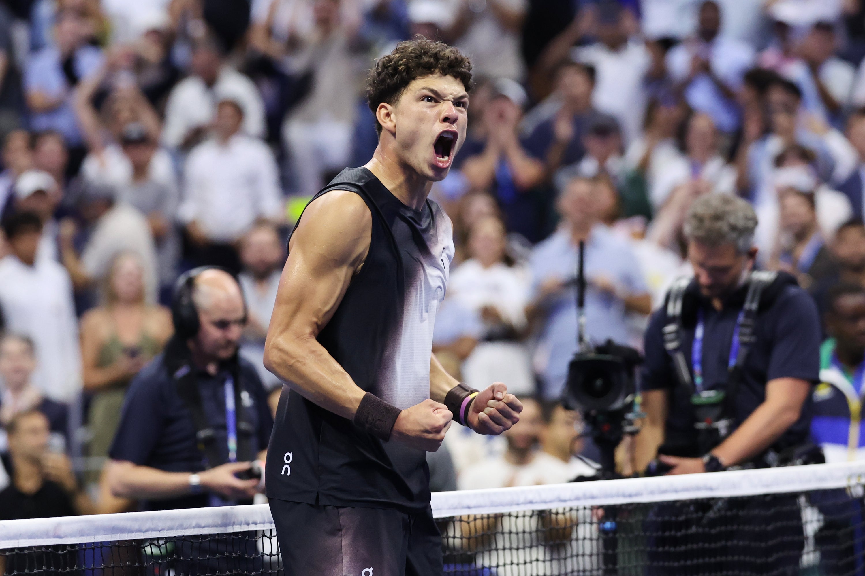 Ben Shelton celebra su victoria sobre Carlos Alcaraz en el US Open