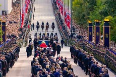 El féretro del rey Harald V de Noruega recorre Oslo antes de su funeral