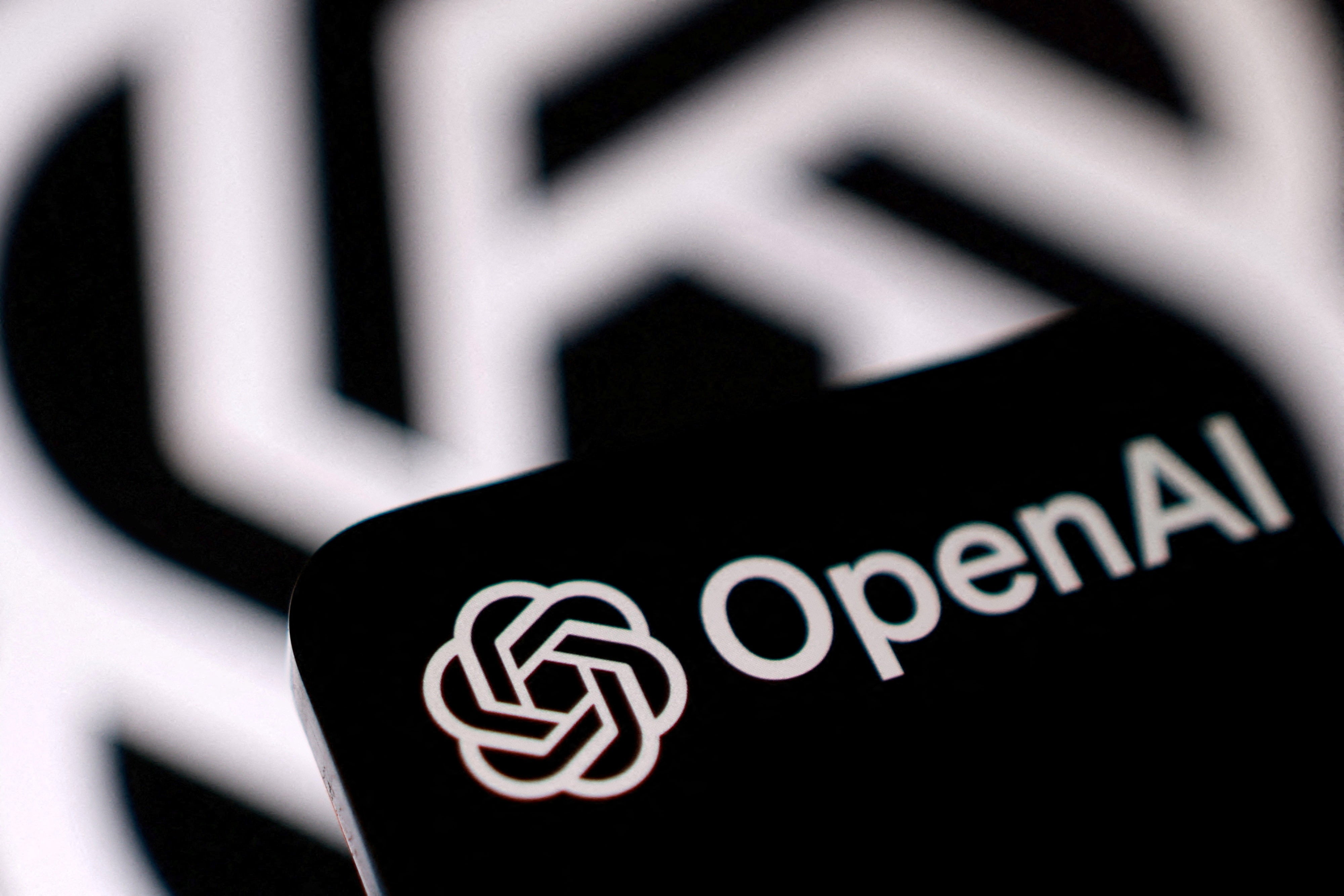 Coxon, quien afirmó haber dedicado los últimos tres años a llevar a cabo investigaciones previas al entrenamiento tanto en OpenAI como en Anthropic, acusó a ambas empresas de actuar de forma irresponsable en su carrera hacia una superinteligencia capaz de mejorarse a sí misma