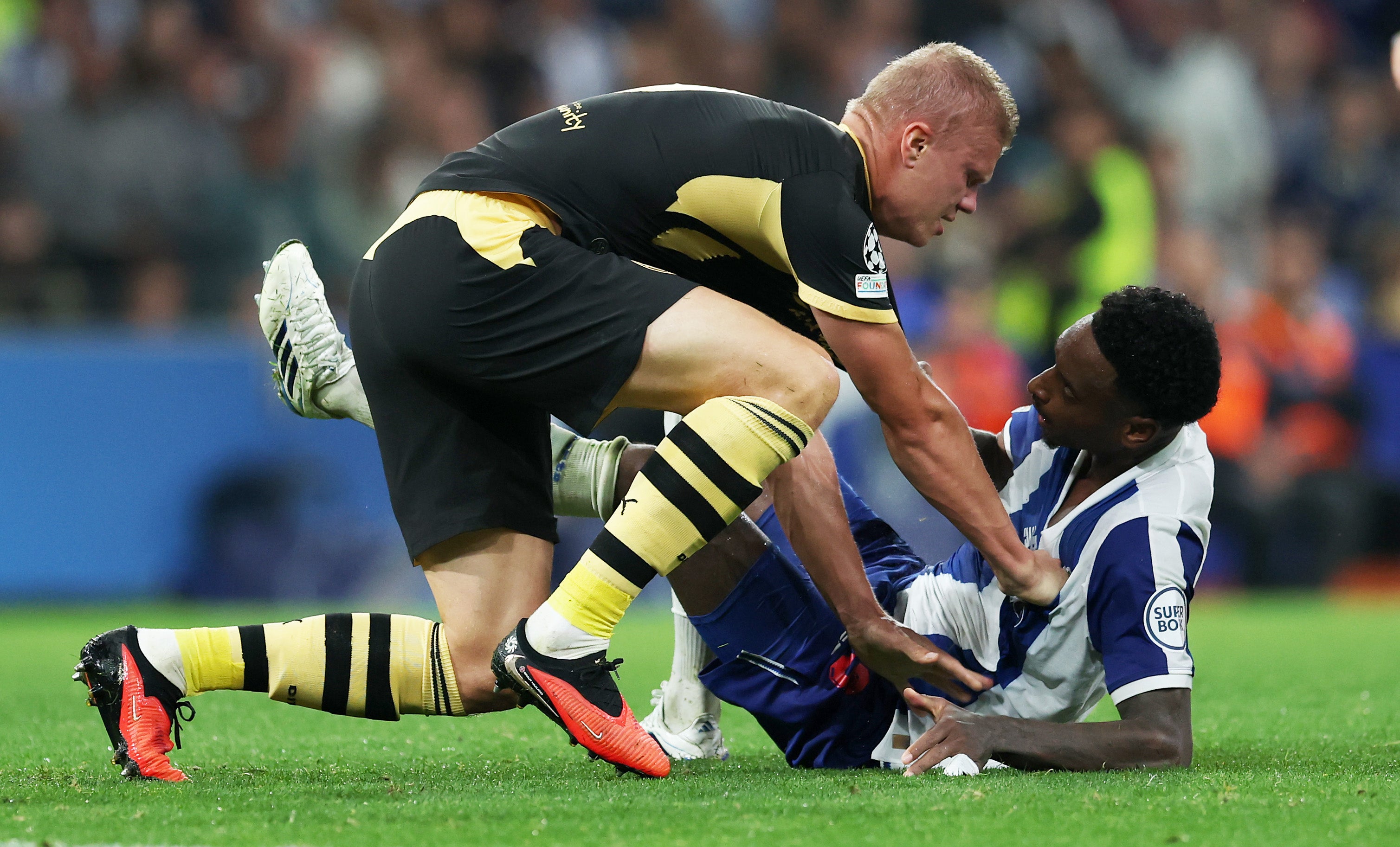 Erling Haaland acusa a un jugador del Porto de tocarle el trasero