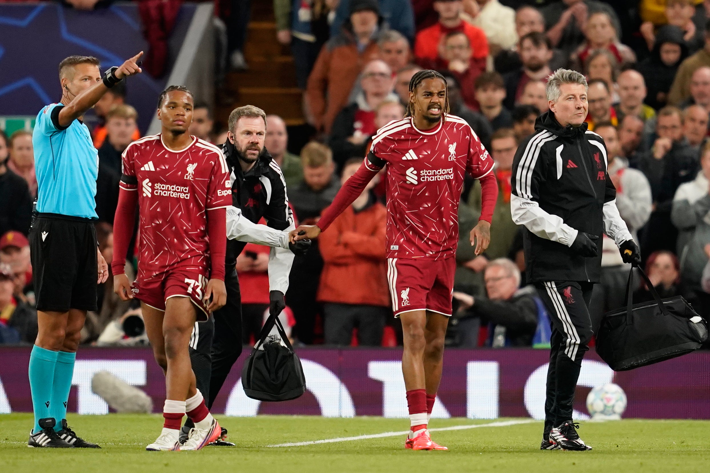Barcola sustituido por una aparente lesión en la pierna en su debut en casa con Liverpool
