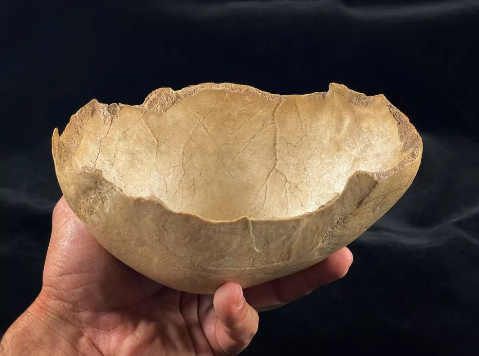 Copa de cráneo neolítica procedente de la cueva de Carigüela