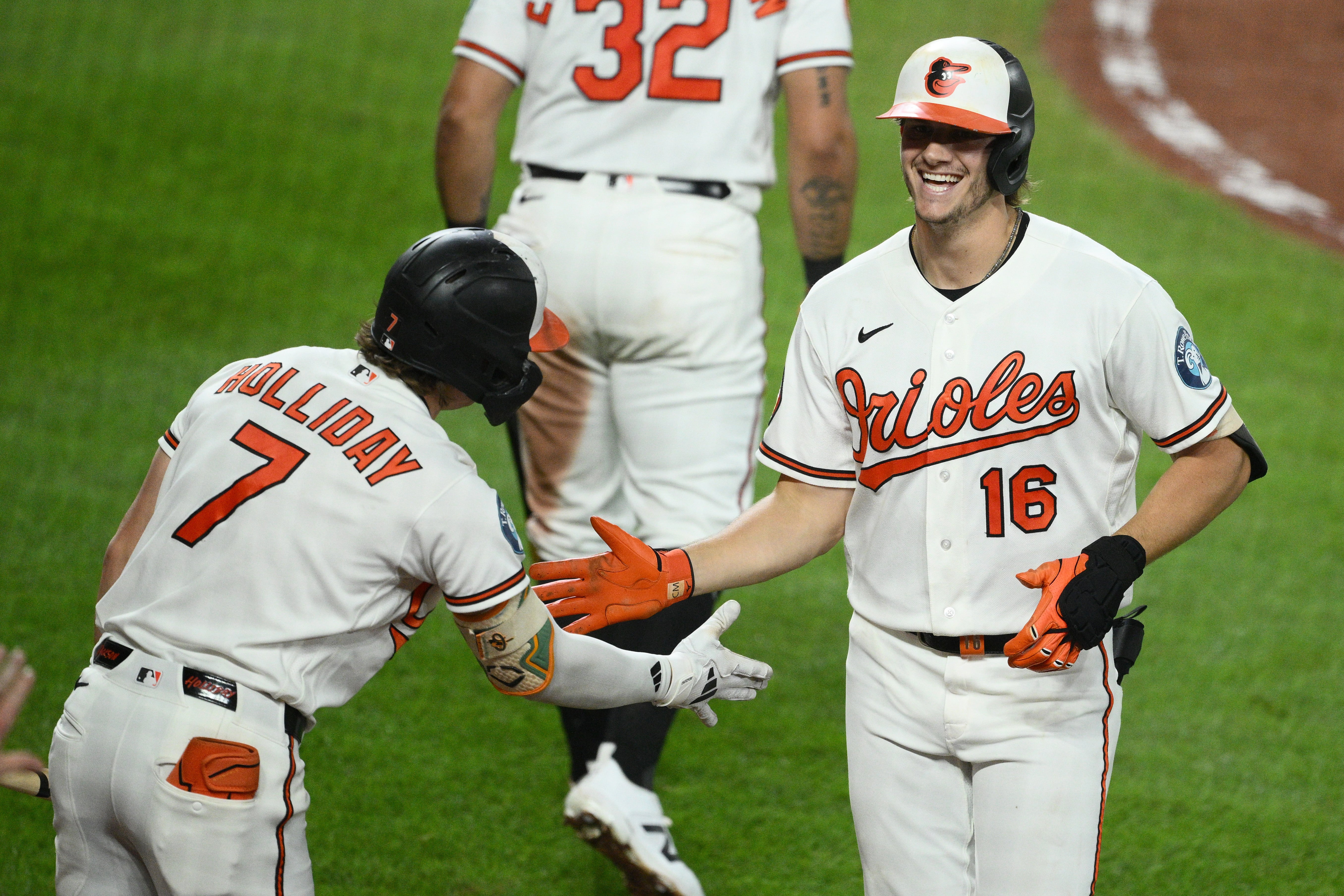 Beavers logra 2 hits y 3 impulsadas en inning de 8 carreras; Orioles vencen 9-5 a Guardianes